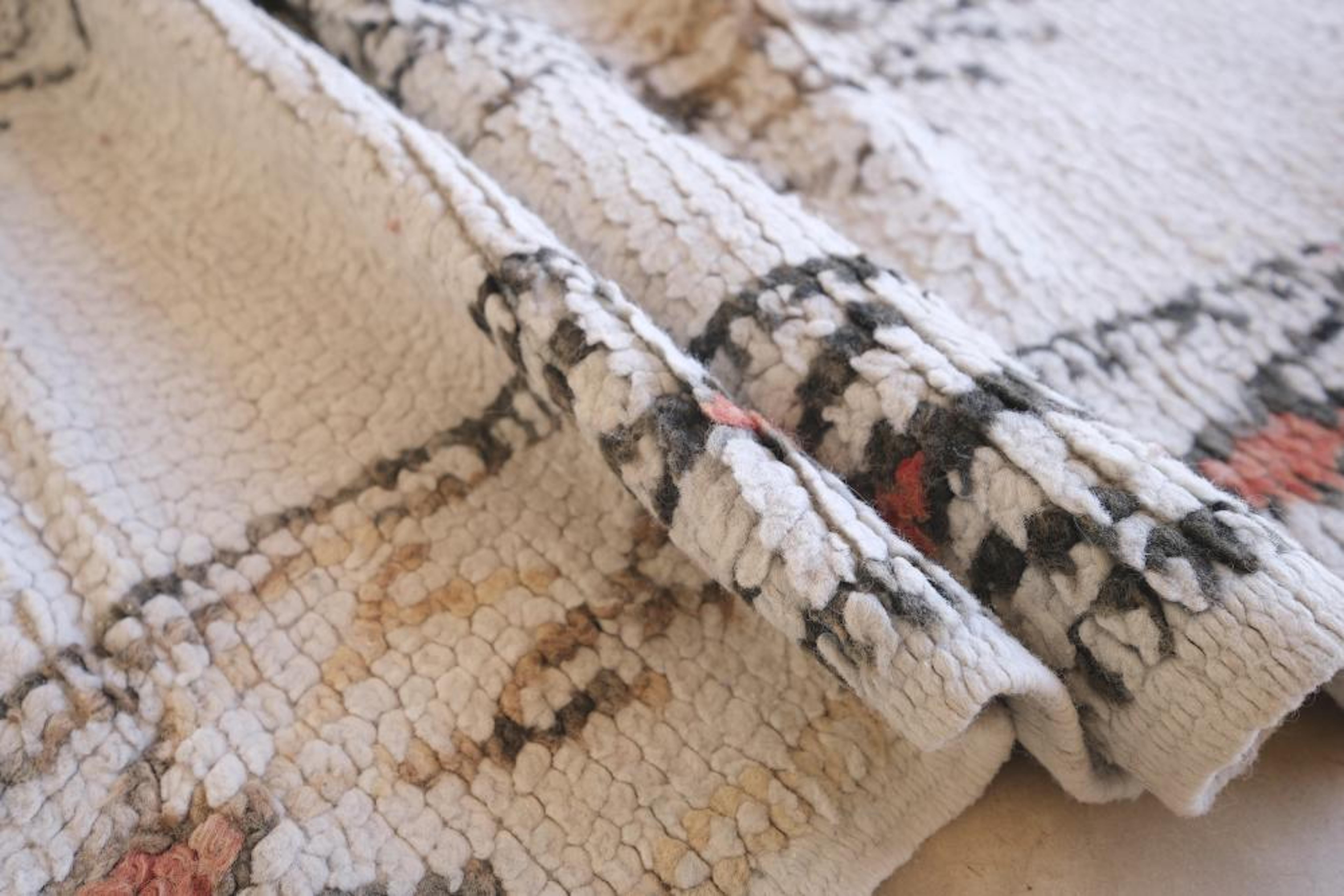 Classic Vintage Neutral Marokkanischer Beni Ourain Teppich mit Tribal Design (Böhmisch) im Angebot