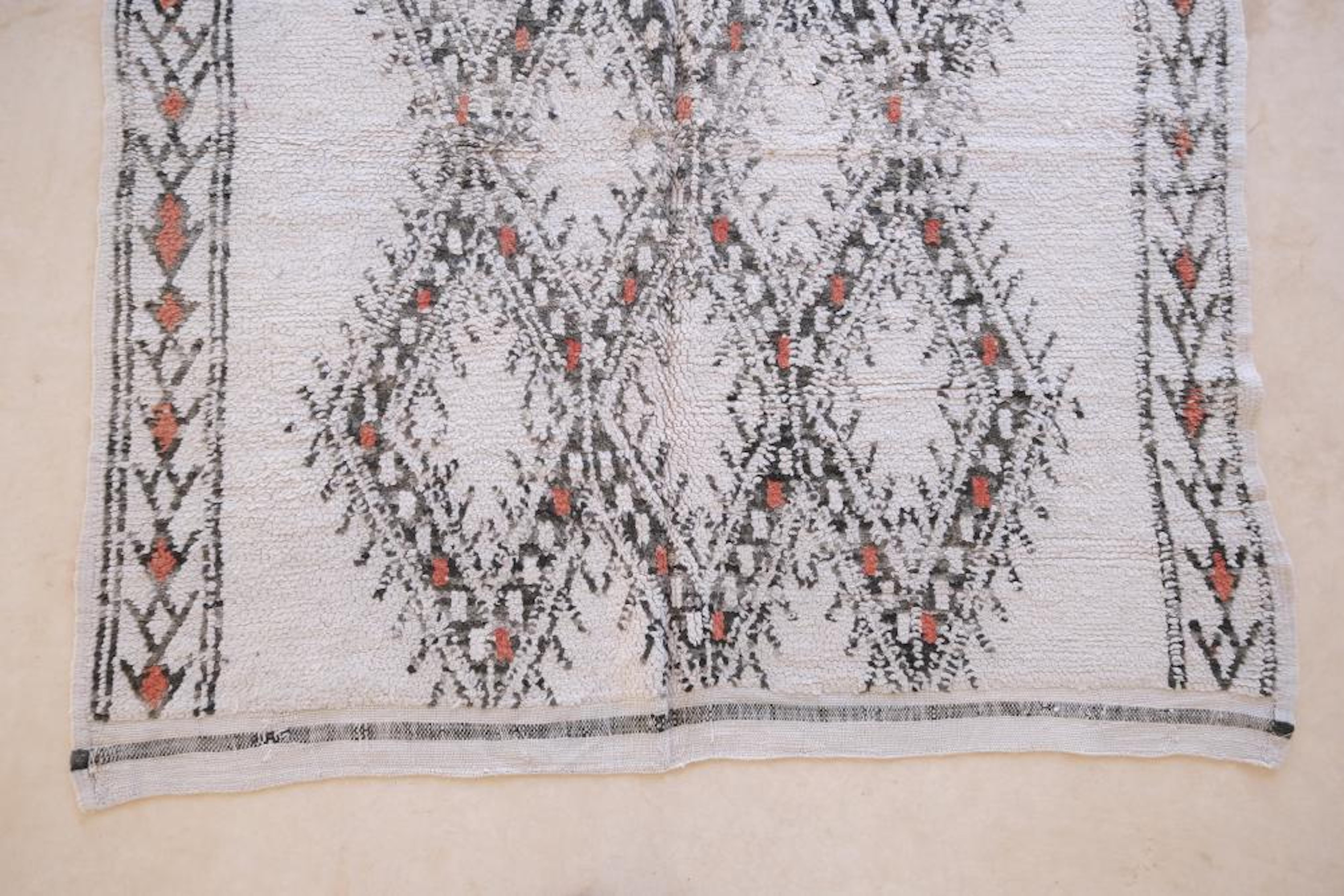 Classic Vintage Neutral Marokkanischer Beni Ourain Teppich mit Tribal Design (Gewebt) im Angebot