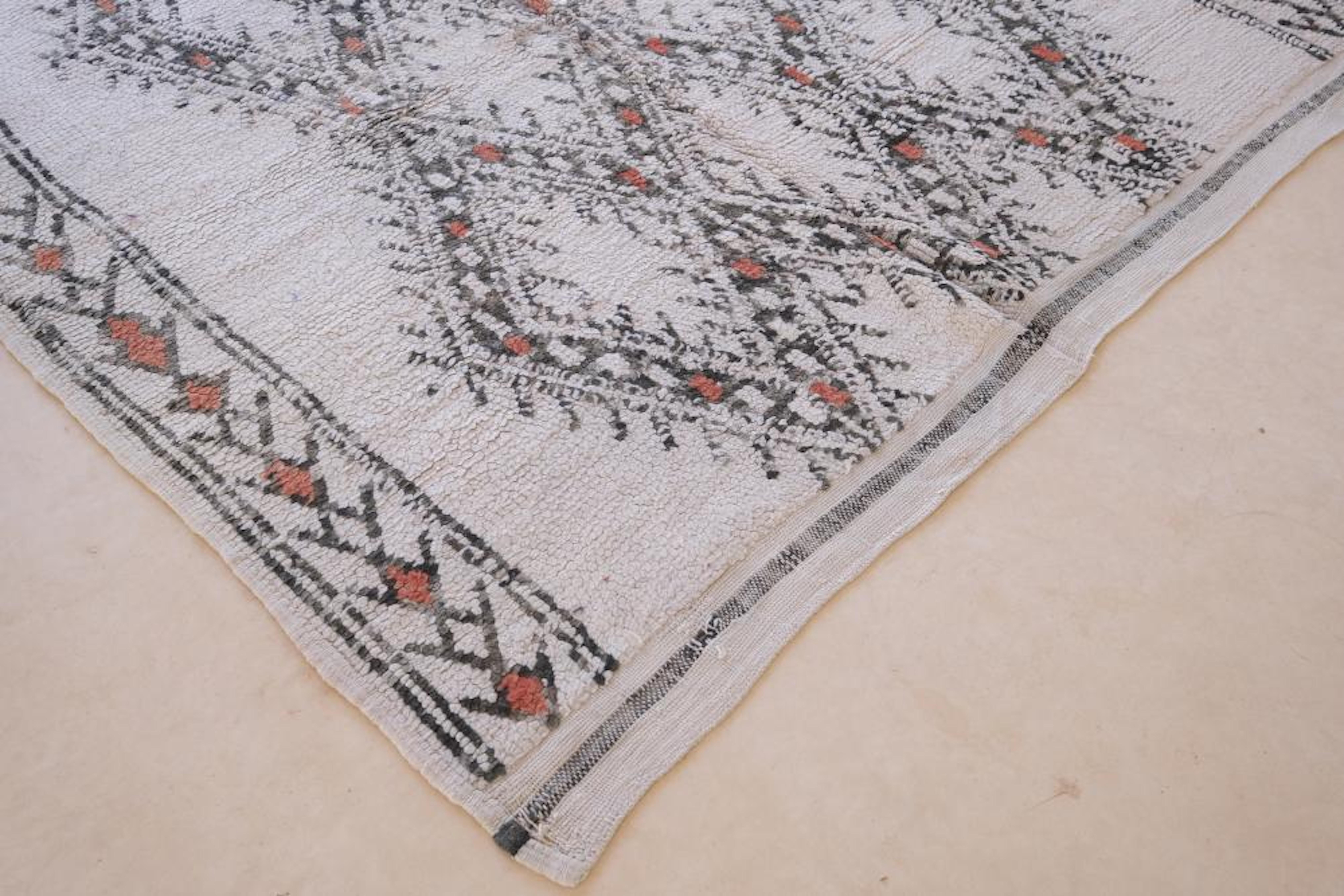 Classic Vintage Neutral Marokkanischer Beni Ourain Teppich mit Tribal Design im Zustand „Gut“ im Angebot in Los Angeles, CA