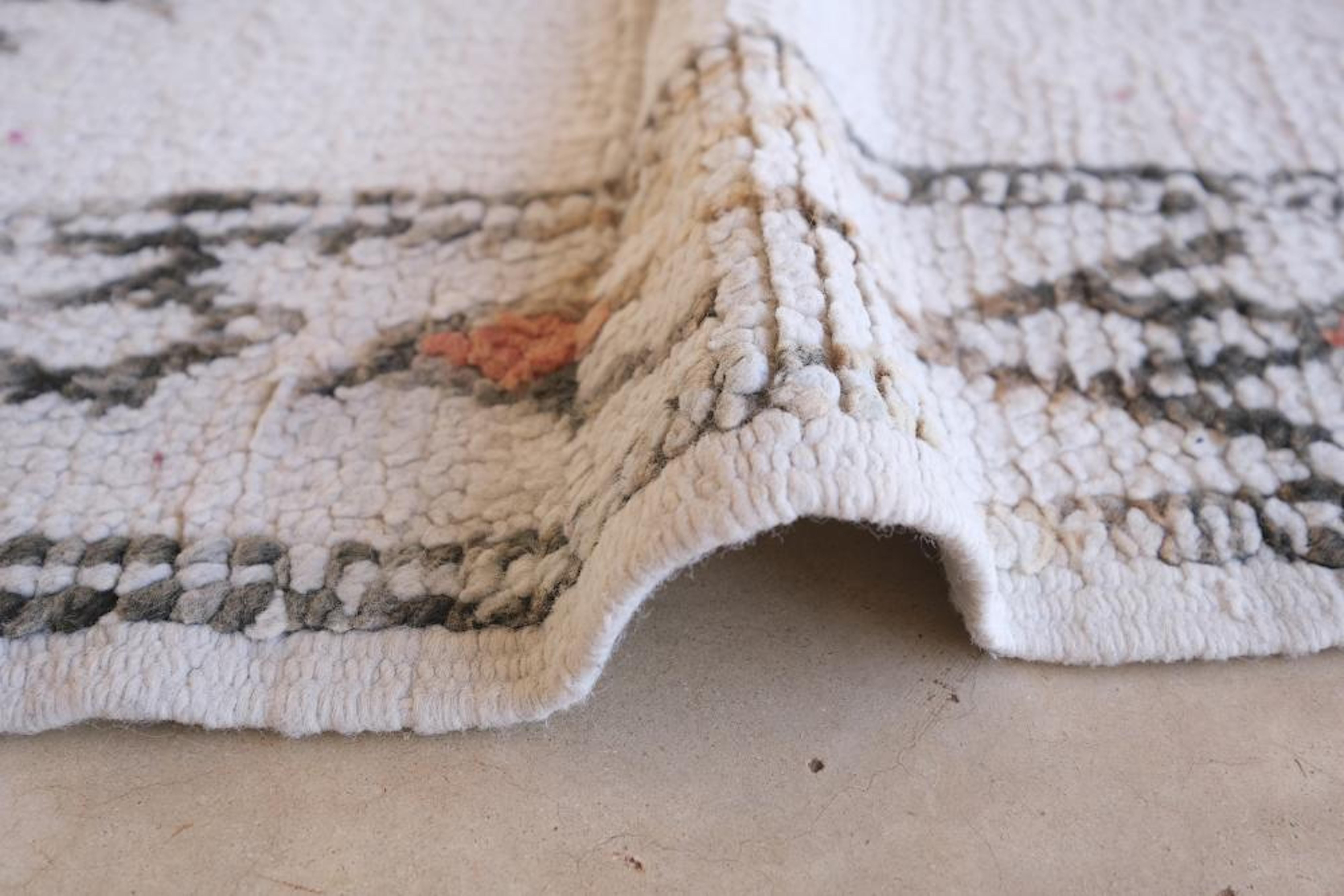 Classic Vintage Neutral Marokkanischer Beni Ourain Teppich mit Tribal Design (Ende des 20. Jahrhunderts) im Angebot