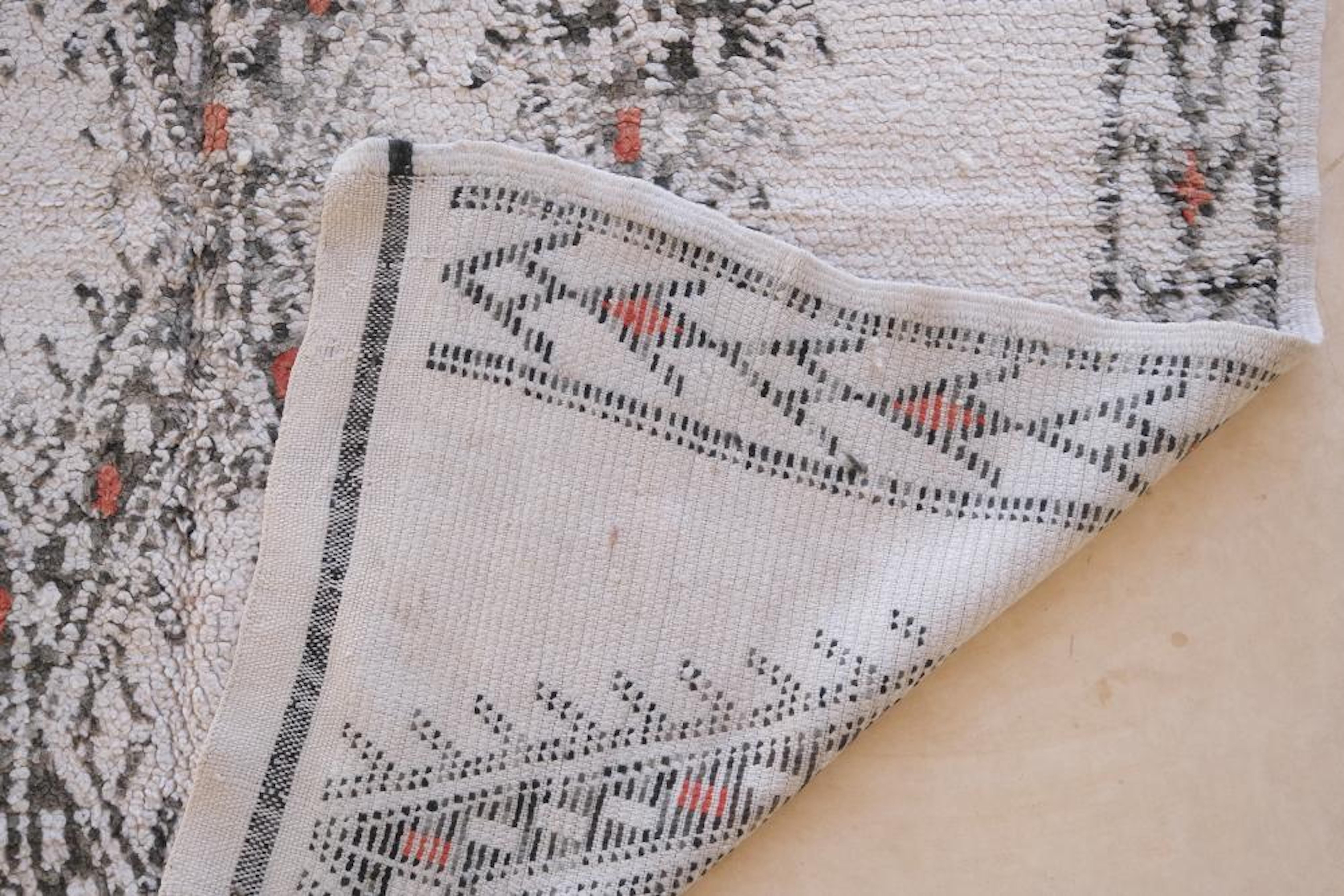 Classic Vintage Neutral Marokkanischer Beni Ourain Teppich mit Tribal Design im Angebot 1