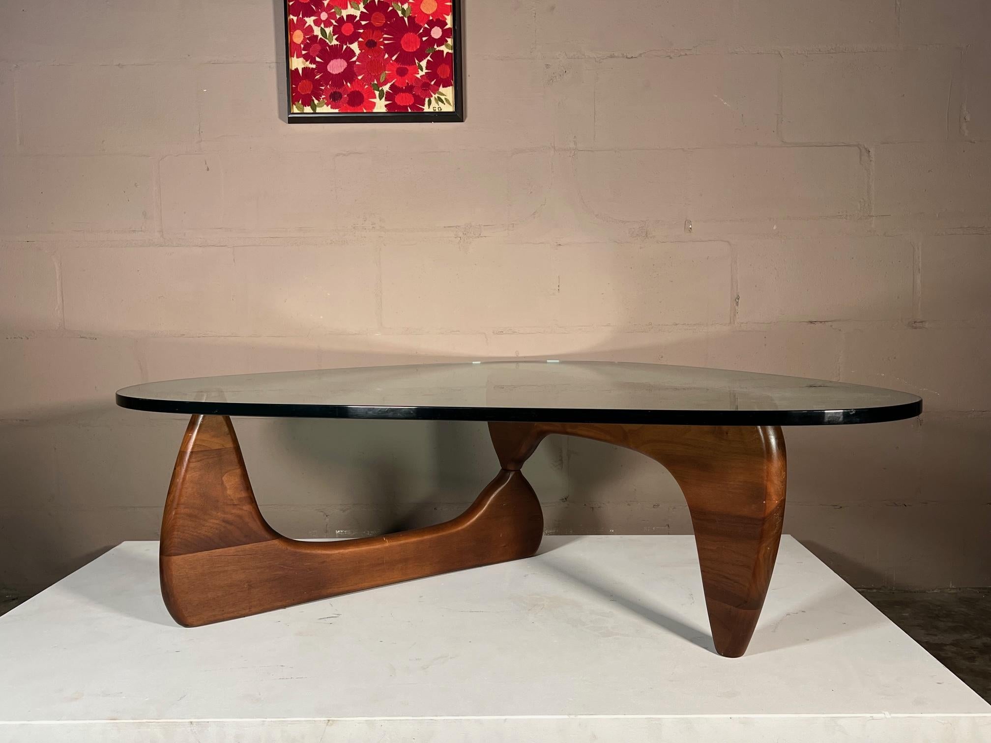 A classic, vintage Isamu Noguchi coffee table, made by Herman Miller ca' 1950-1960. Walnut base with aluminum pin, plate glass 3/4