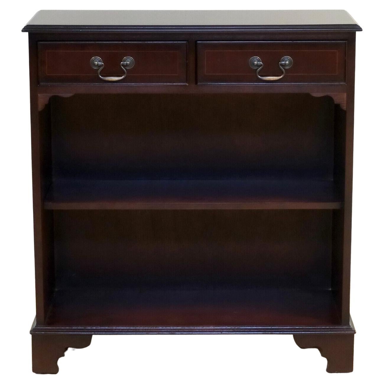We are delighted to offer for sale this elegant vintage Mahogany dwarf open bookcase with pair of drawers.

This classic, well made piece is presented with a pair of drawers and single shelf, giving you plenty of storage. Due to its size, this ideal