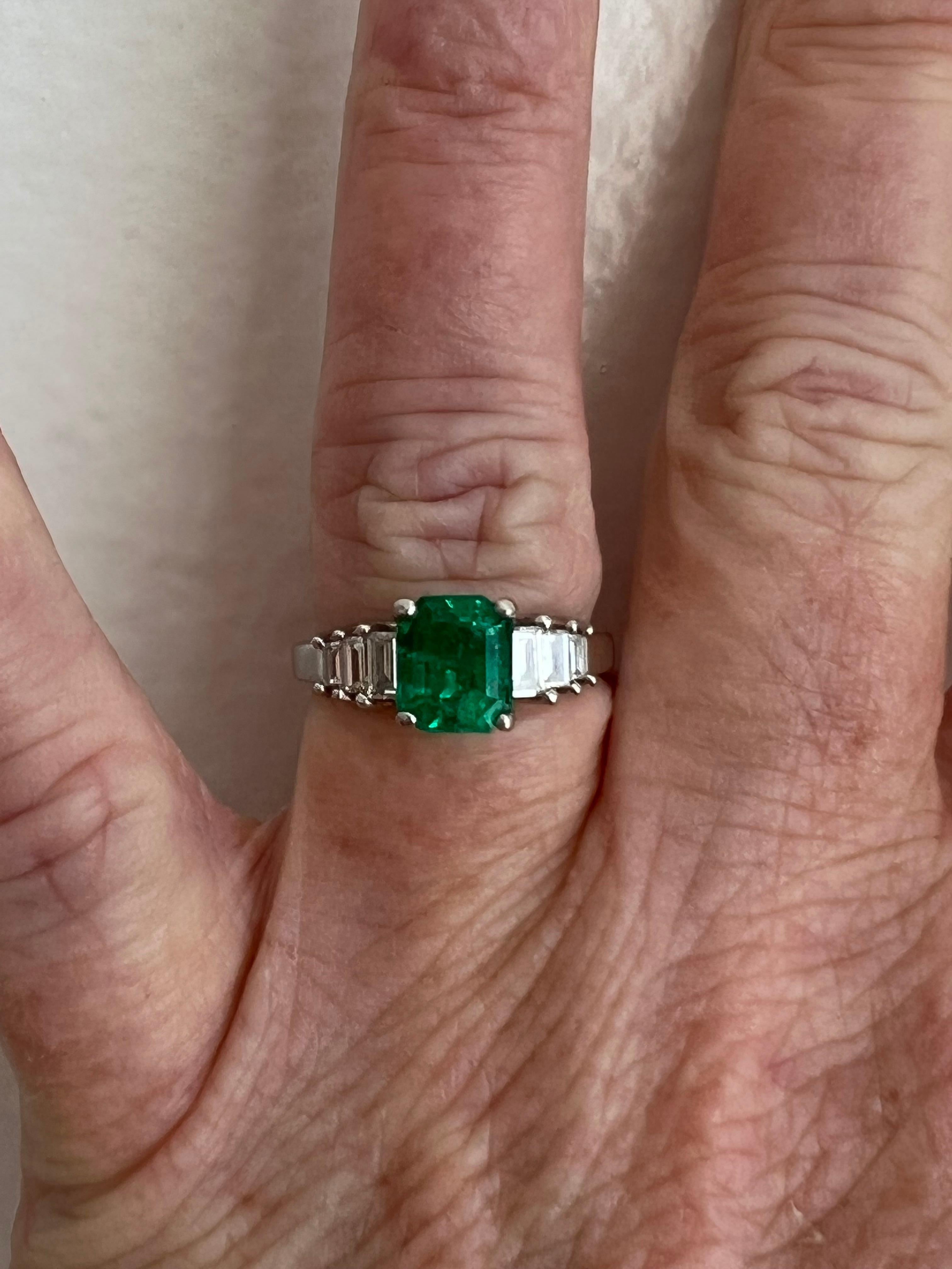 Art Deco Classic Vintage Platinum Emerald Engagement Ring with Baguette Diamonds, 2.22ct For Sale