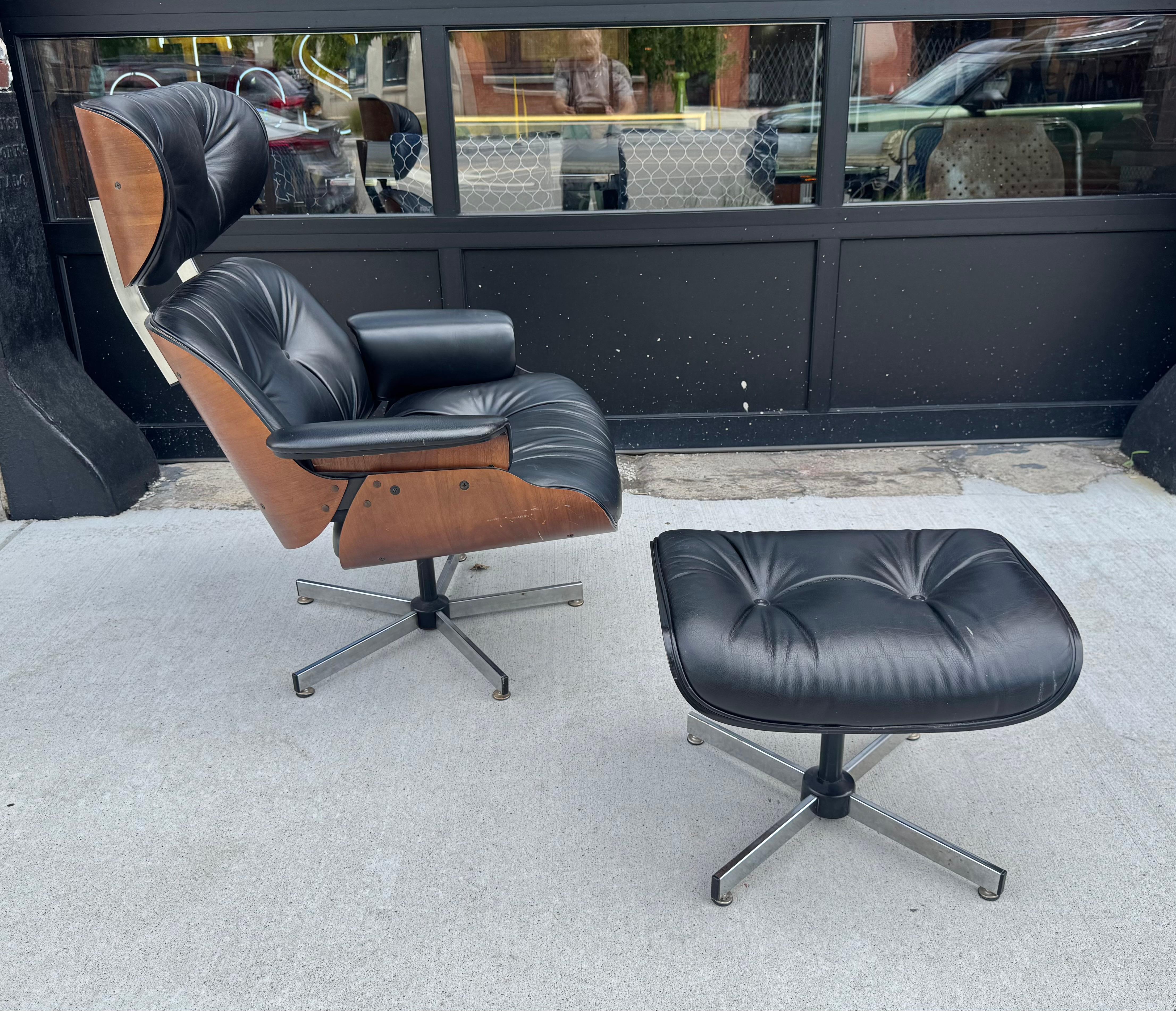 Vintage Plycraft lounge chair and ottoman

Mid-Century Modern swivel lounge chair and matching ottoman by Plycraft.

Tufted black leather with bentwood walnut wood frame. Amazing original condition.. Hand delivery avail to New York City Or Anywhere