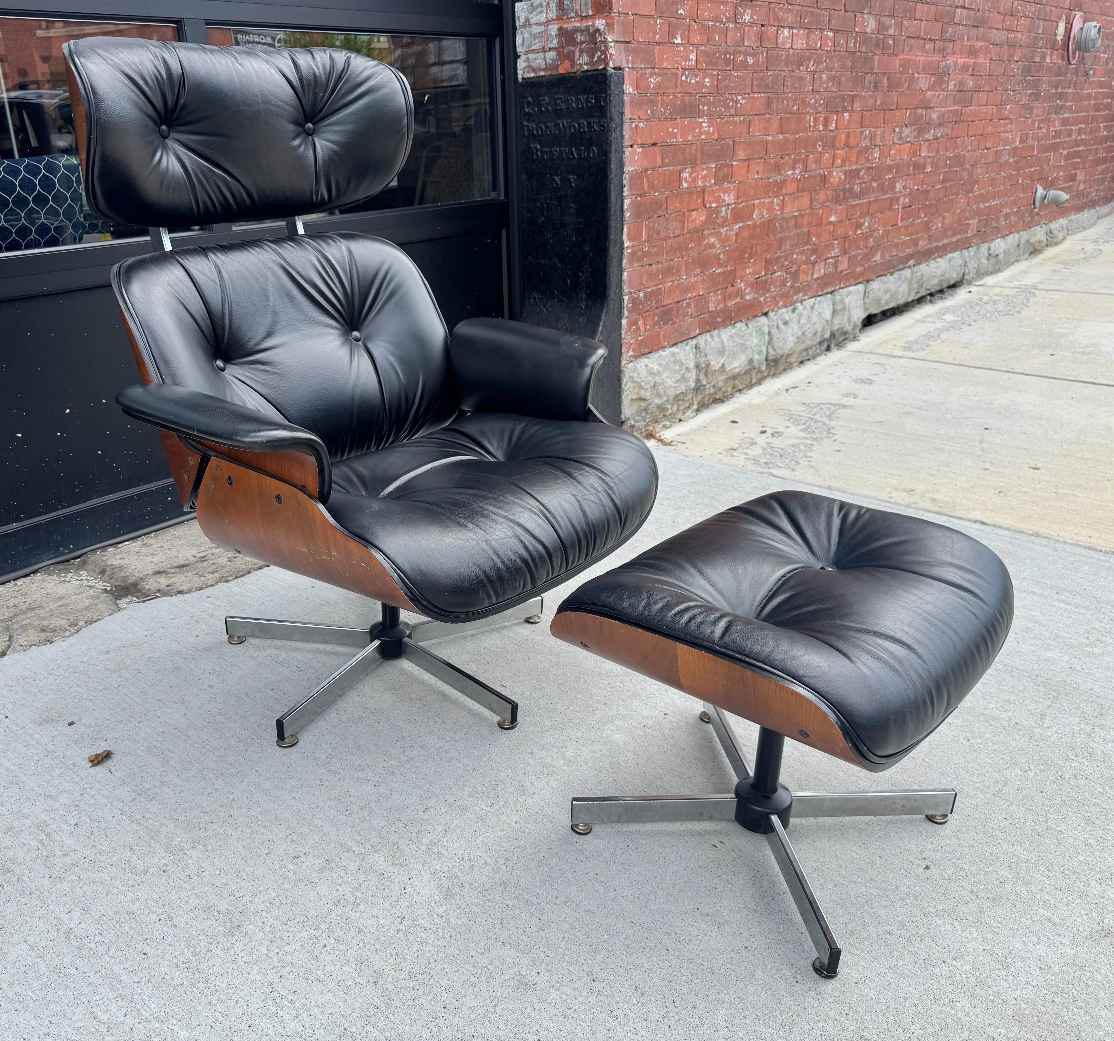 Mid-Century Modern Classic Vintage Plycraft Eames Style Lounge Chair and Ottoman For Sale