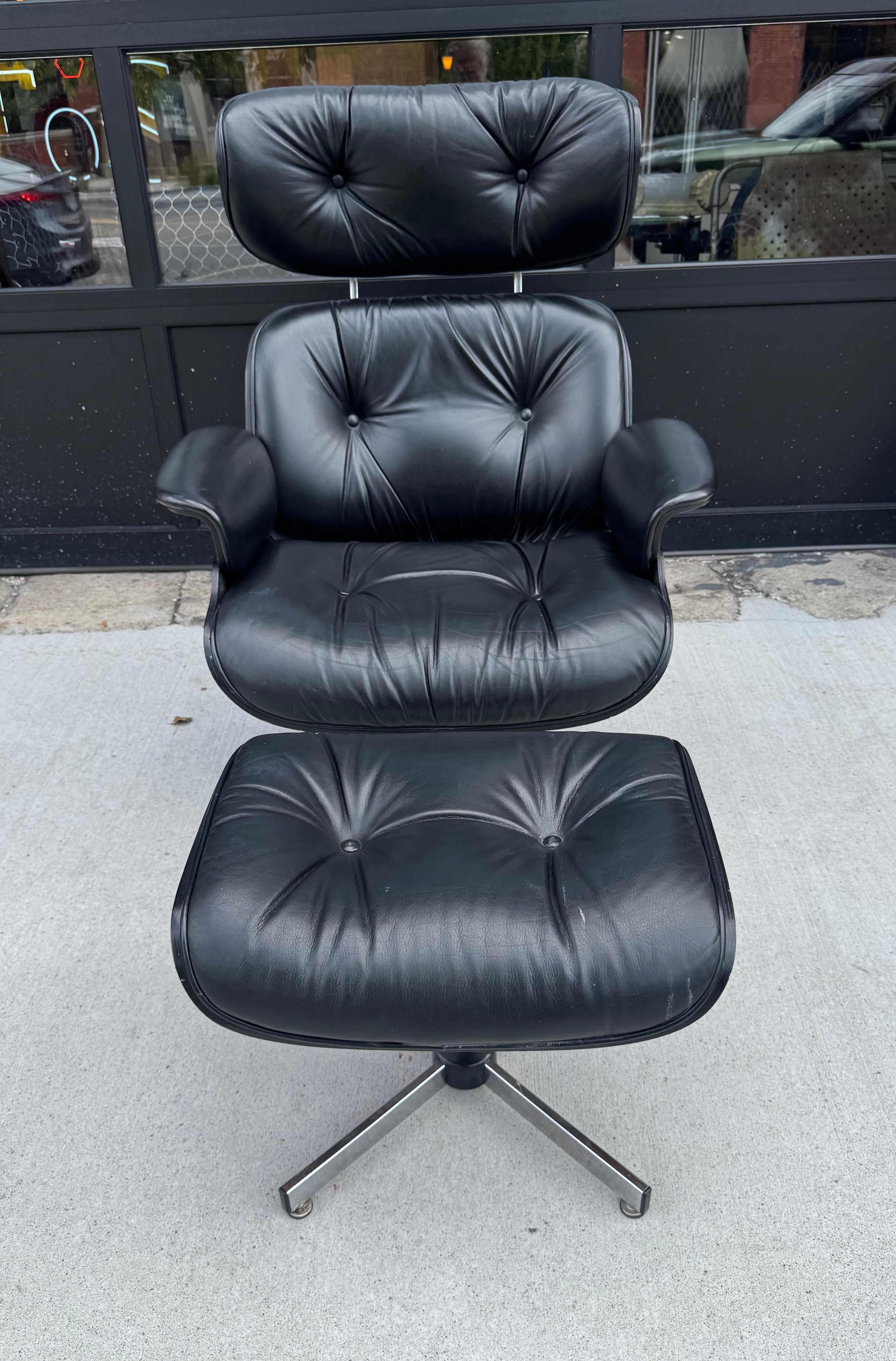 Classic Vintage Plycraft Eames Style Lounge Chair and Ottoman In Good Condition For Sale In Buffalo, NY