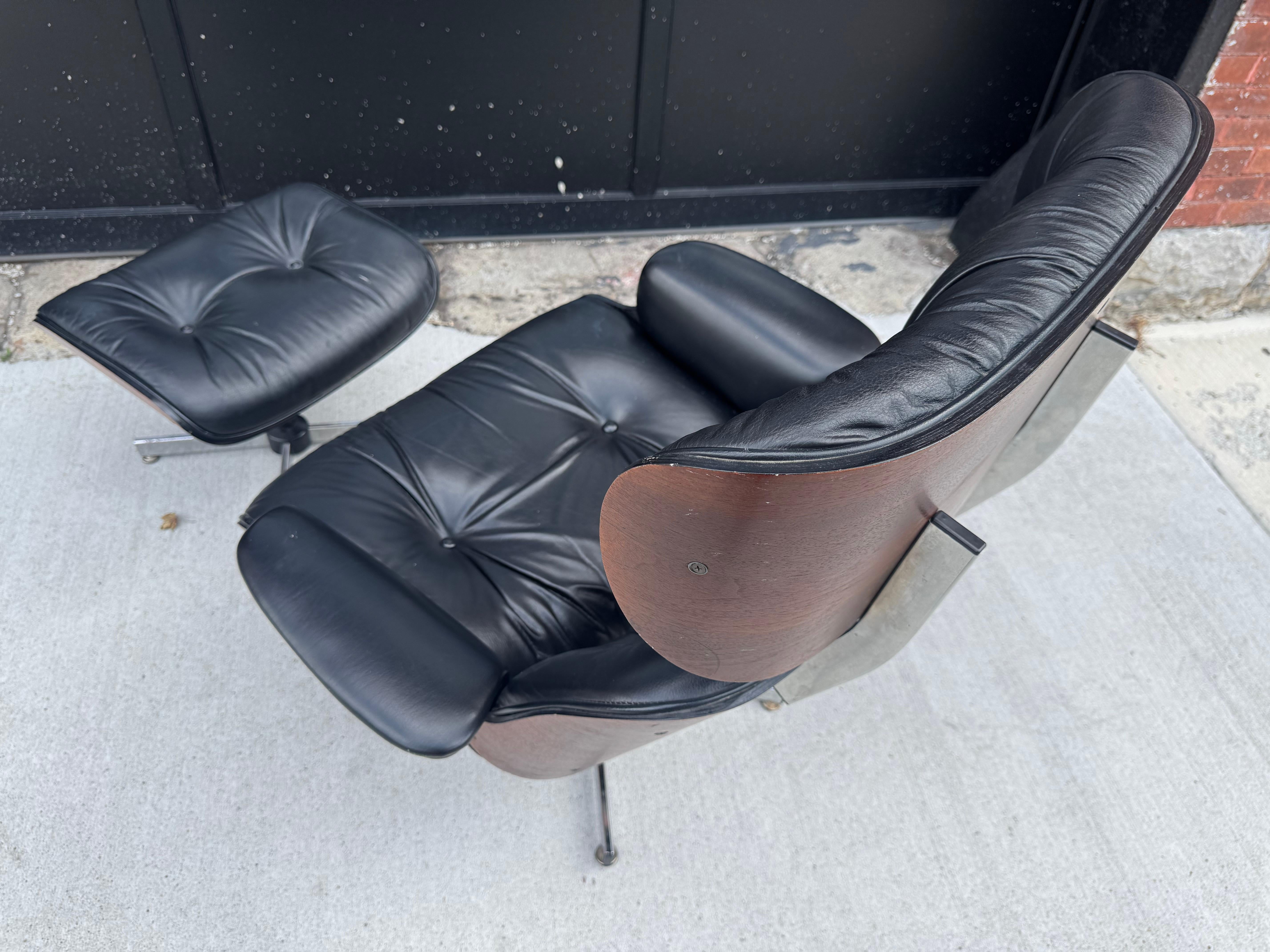 Classic Vintage Plycraft Eames Style Lounge Chair and Ottoman For Sale 1