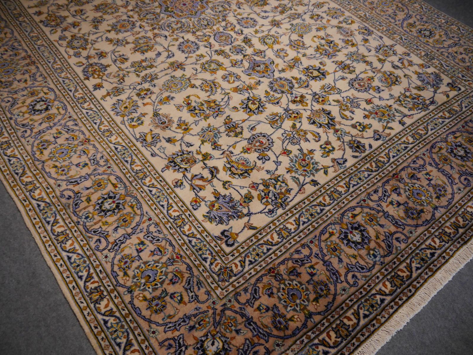 Classic Vintage Rug 12 x 8 ft hand knotted in beige and blue For Sale 3
