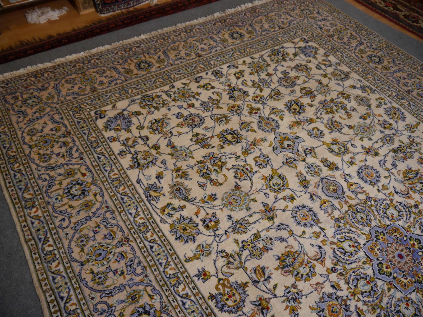 Classic Vintage Rug 12 x 8 ft hand knotted in beige and blue For Sale 5
