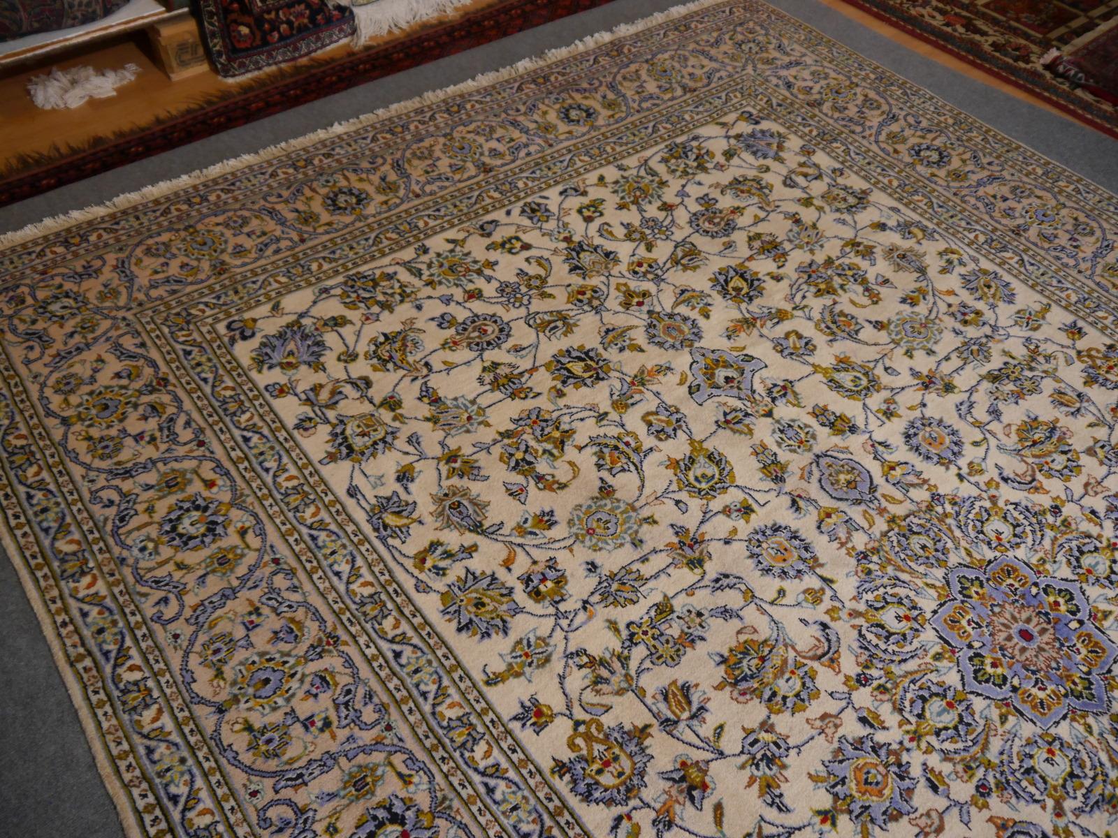 Classic Vintage Rug 12 x 8 ft hand knotted in beige and blue For Sale 6