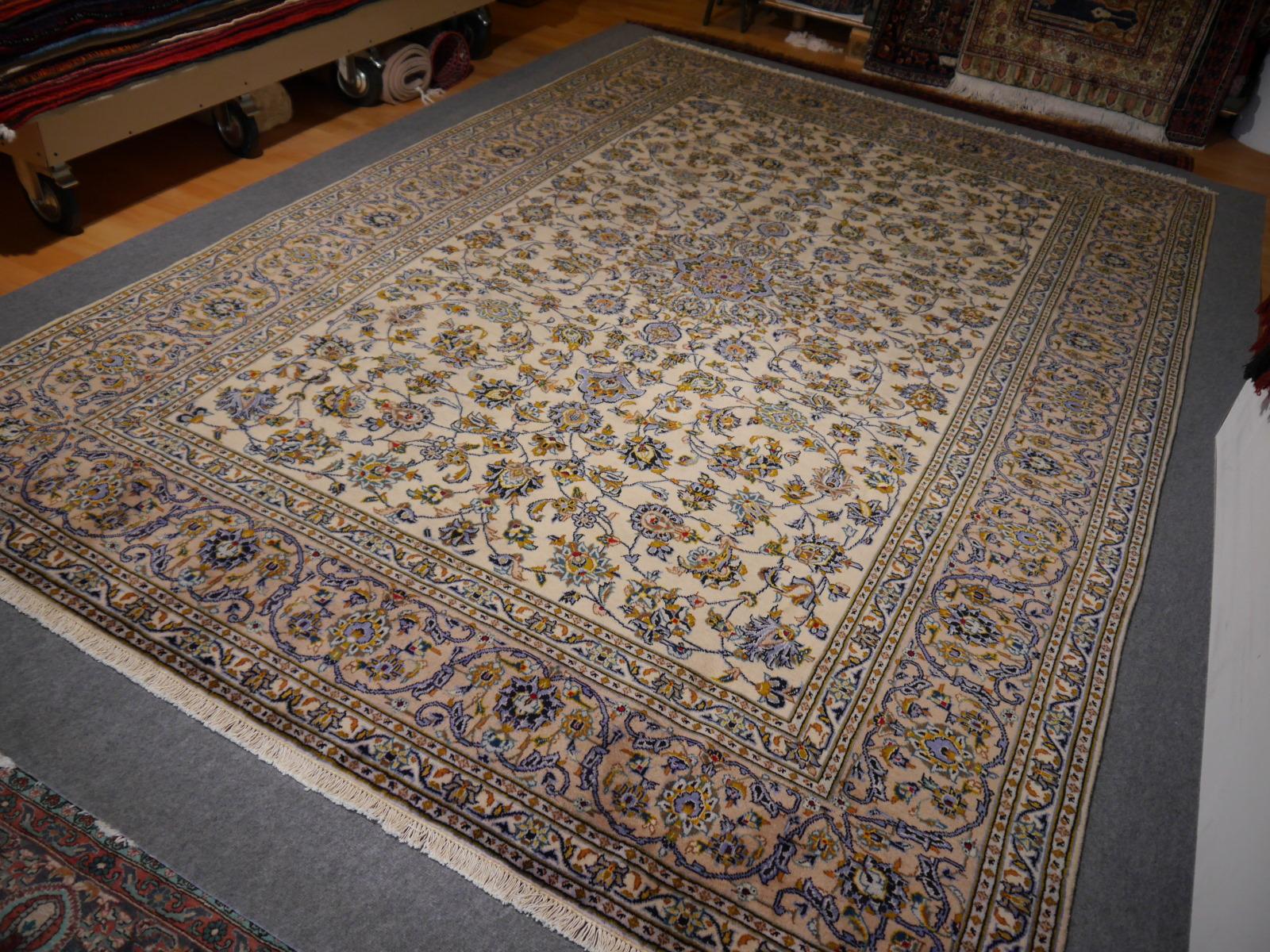 Classic Vintage Rug 12 x 8 ft hand knotted in beige and blue For Sale 1