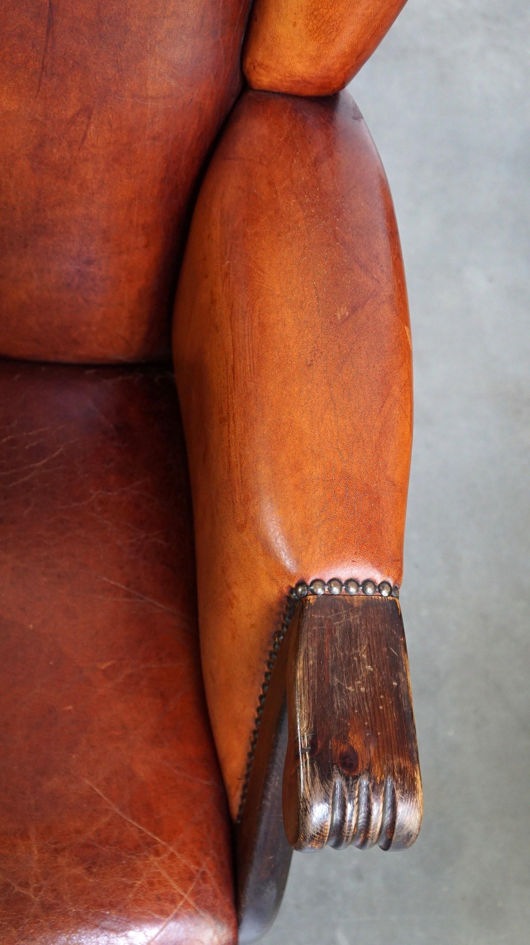 Clásico sillón de orejas de piel de oveja vintage con un bonito acabado y colores cálidos en venta 3