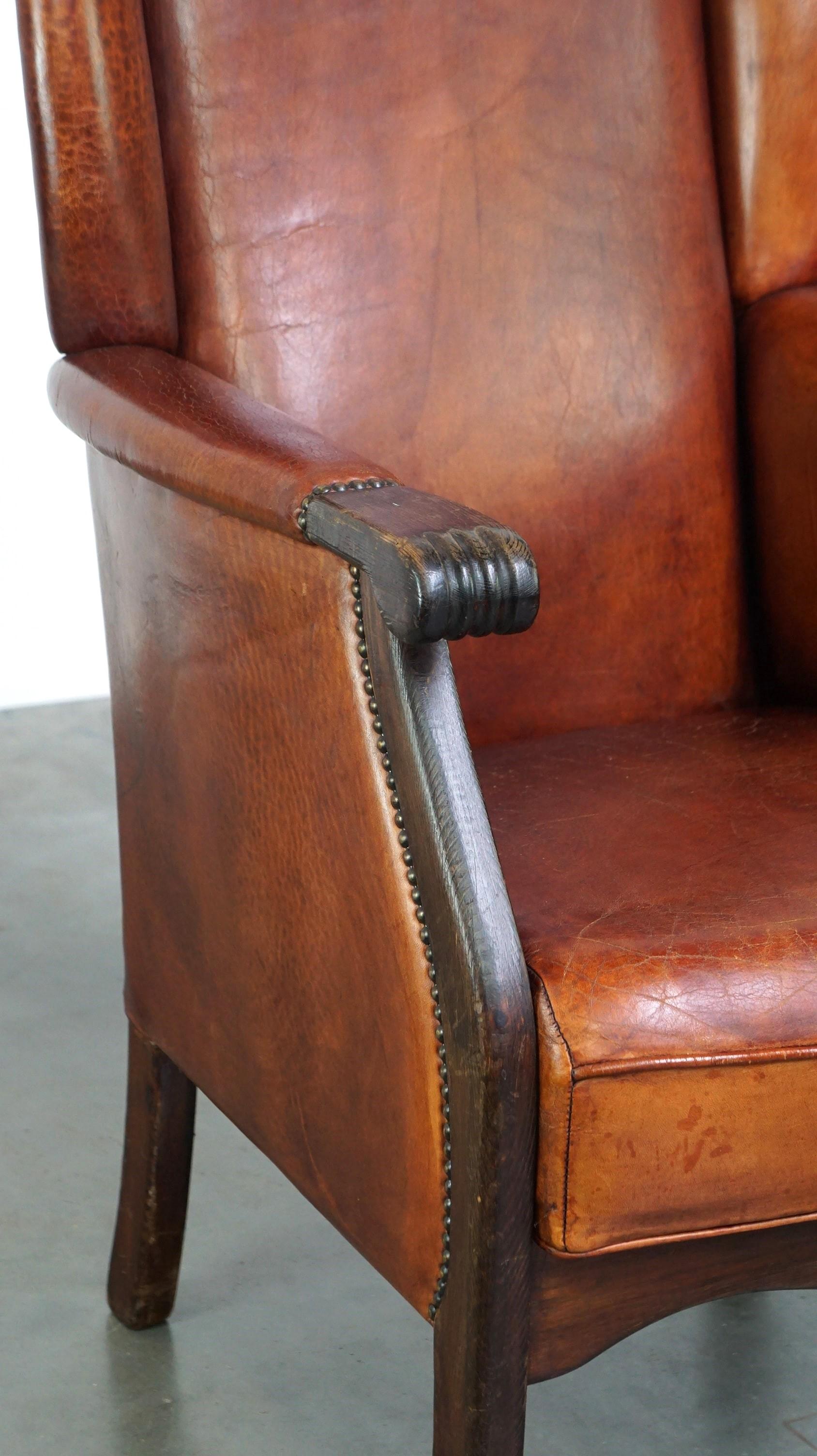Clásico sillón de orejas de piel de oveja vintage con un bonito acabado y colores cálidos en venta 4