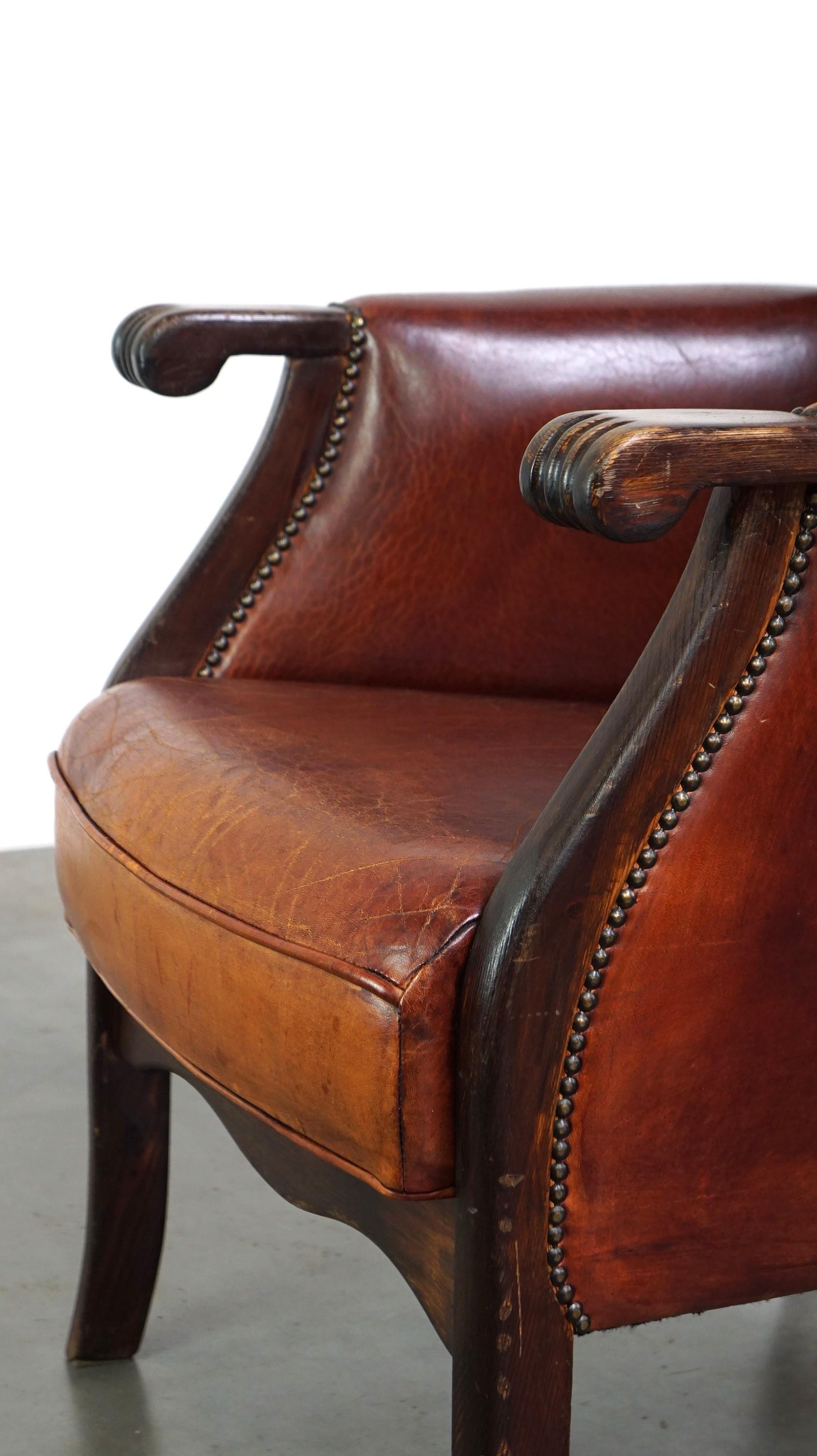 Clásico sillón de orejas de piel de oveja vintage con un bonito acabado y colores cálidos en venta 5