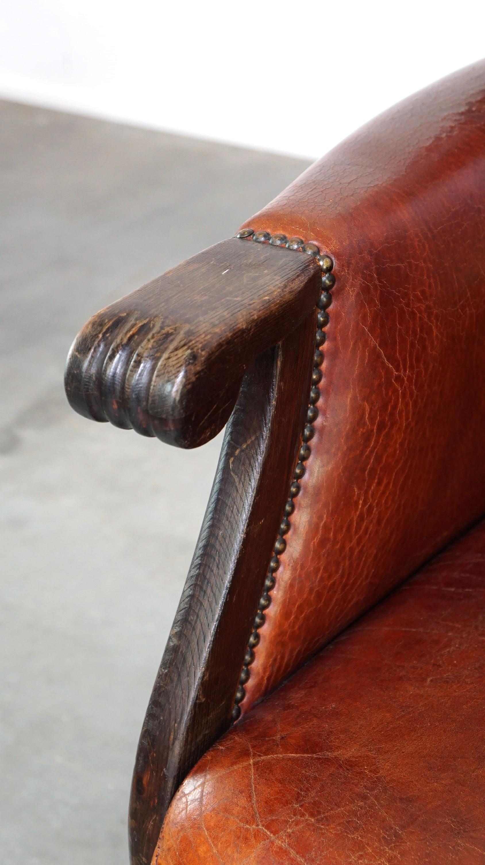 Clásico sillón de orejas de piel de oveja vintage con un bonito acabado y colores cálidos en venta 6