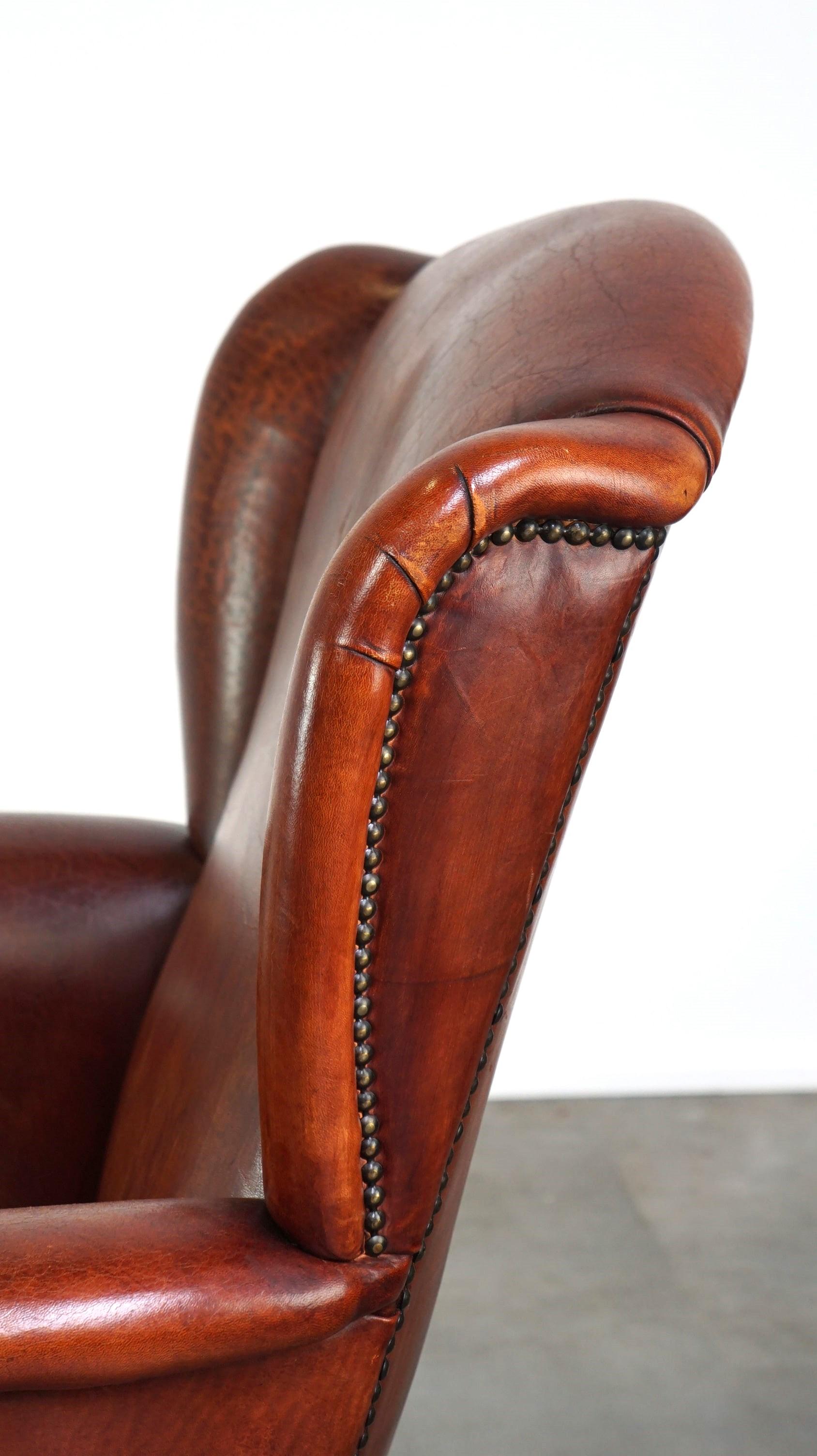 Clásico sillón de orejas de piel de oveja vintage con un bonito acabado y colores cálidos en venta 7