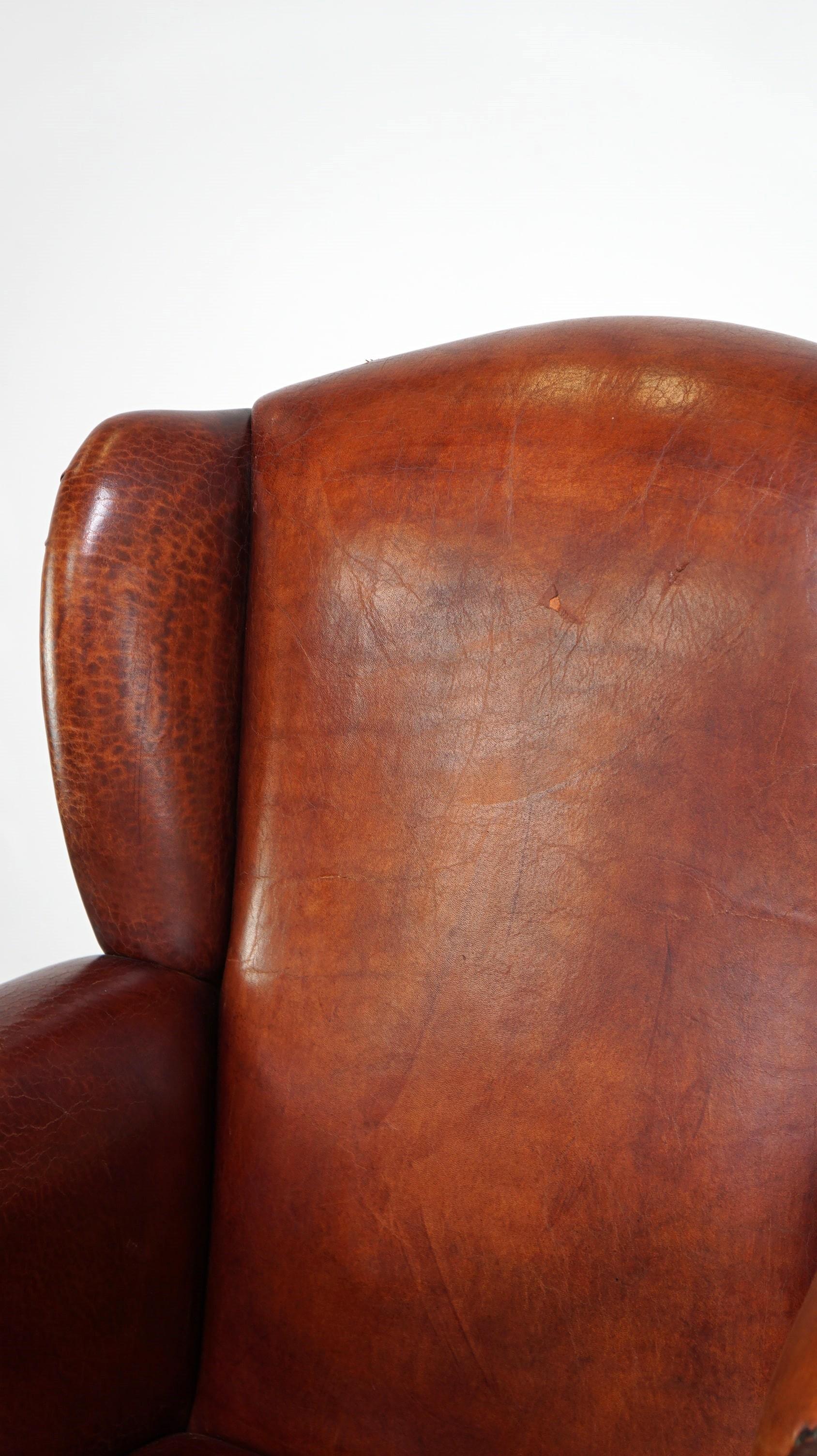 Clásico sillón de orejas de piel de oveja vintage con un bonito acabado y colores cálidos en venta 8