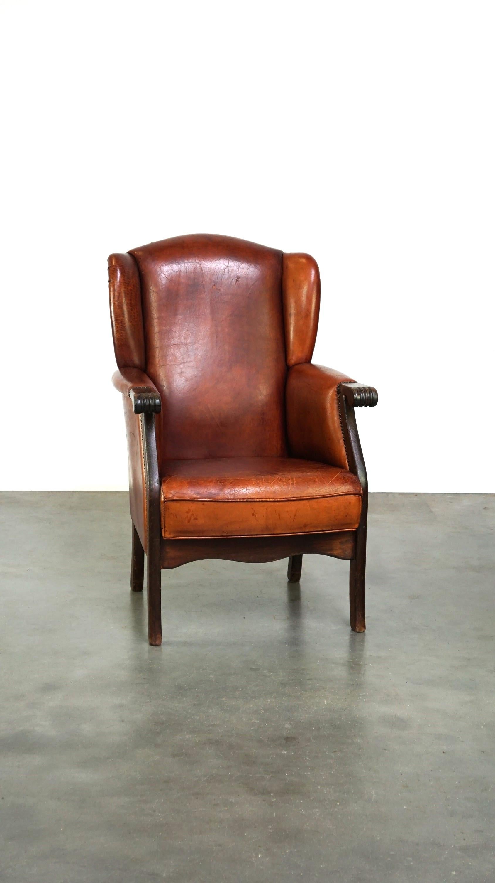 Se ofrece este clásico sillón de orejas de piel de oveja vintage con un bonito acabado y colores cálidos.

Este sillón de orejas de piel de oveja es un verdadero punto de atracción en casi cualquier estilo de interior. Tiene un gran acabado con