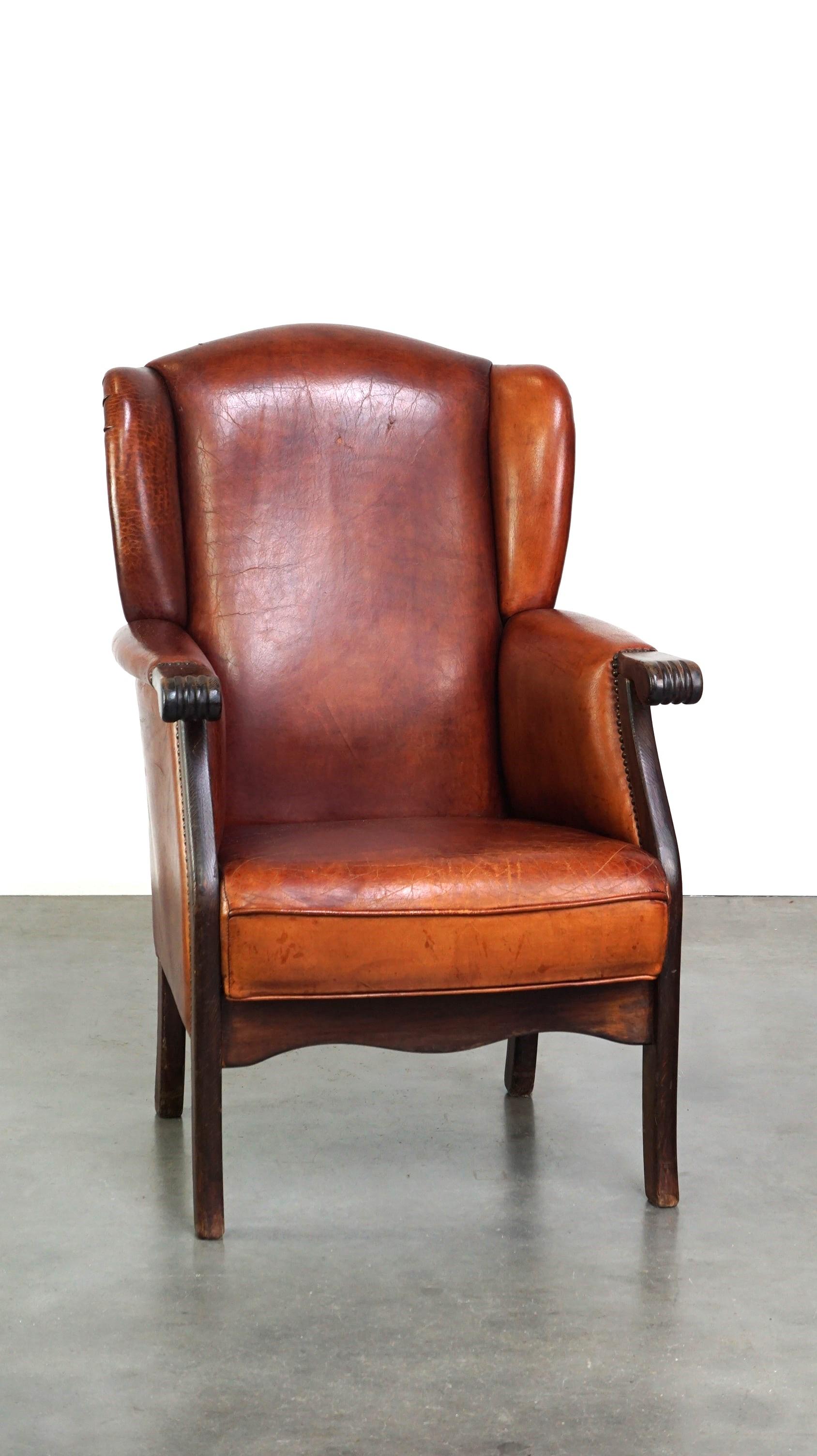 Clásico sillón de orejas de piel de oveja vintage con un bonito acabado y colores cálidos Holandés en venta