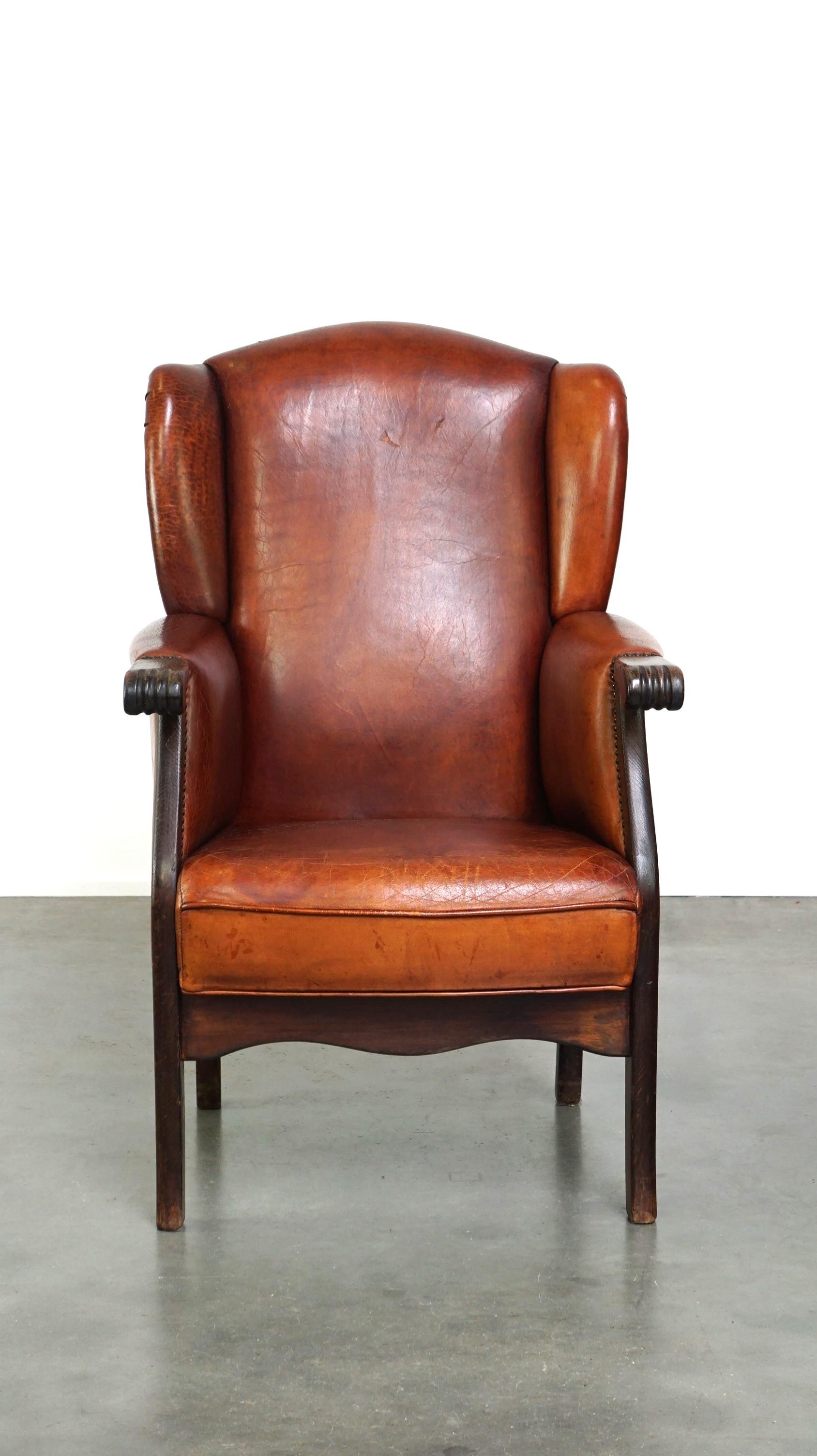 Clásico sillón de orejas de piel de oveja vintage con un bonito acabado y colores cálidos Hecho a mano en venta