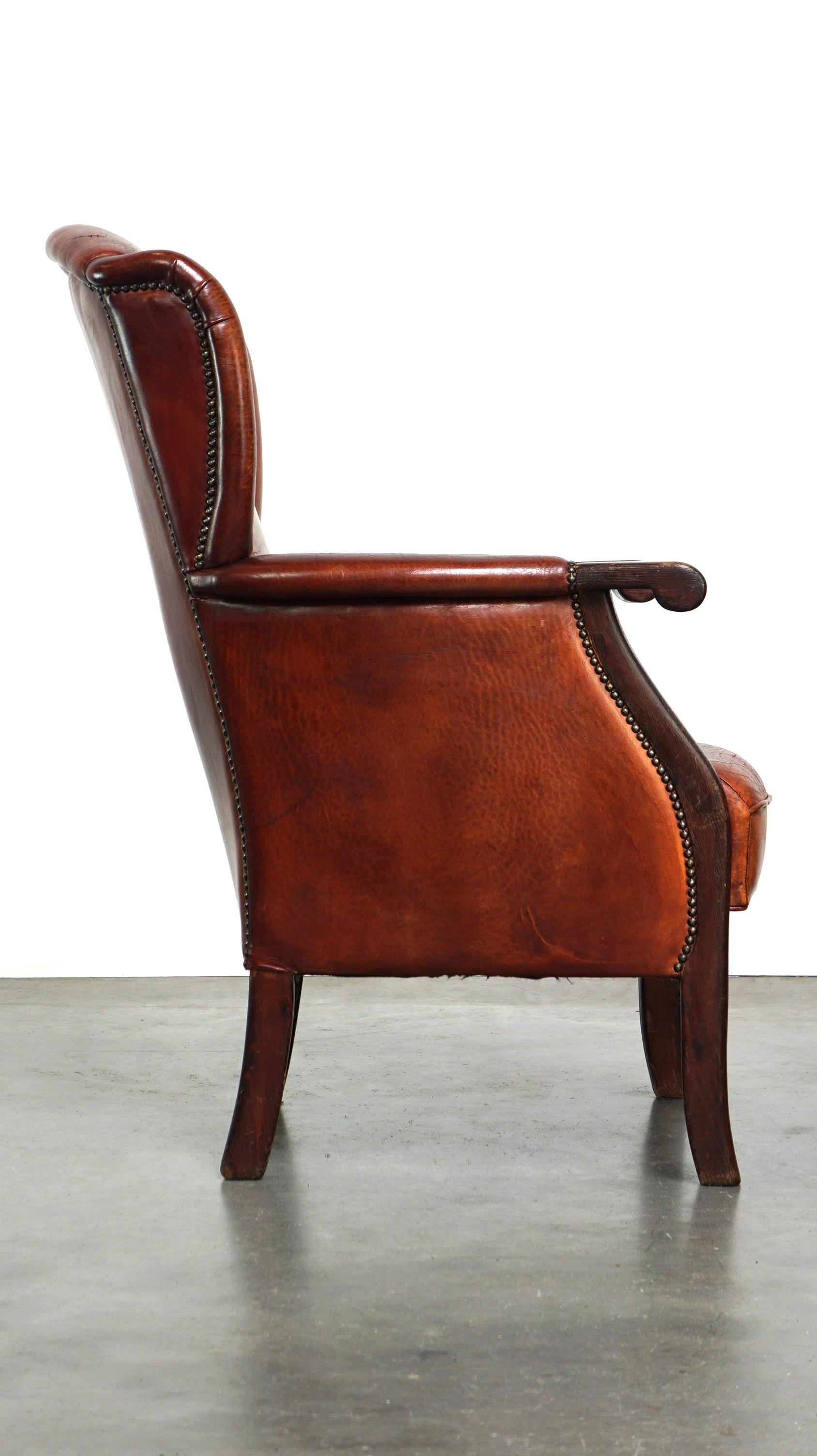 Clásico sillón de orejas de piel de oveja vintage con un bonito acabado y colores cálidos en Desgastado estado para la venta en Harderwijk, NL