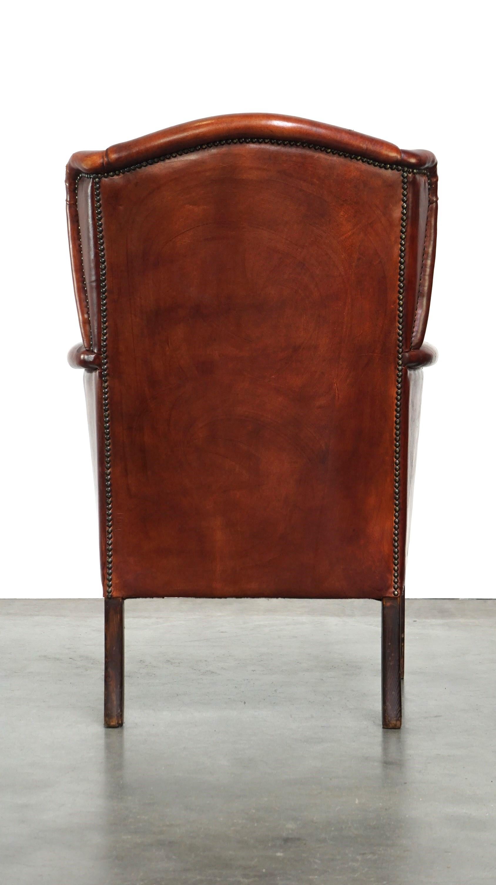 Clásico sillón de orejas de piel de oveja vintage con un bonito acabado y colores cálidos Siglo XXI y contemporáneo en venta