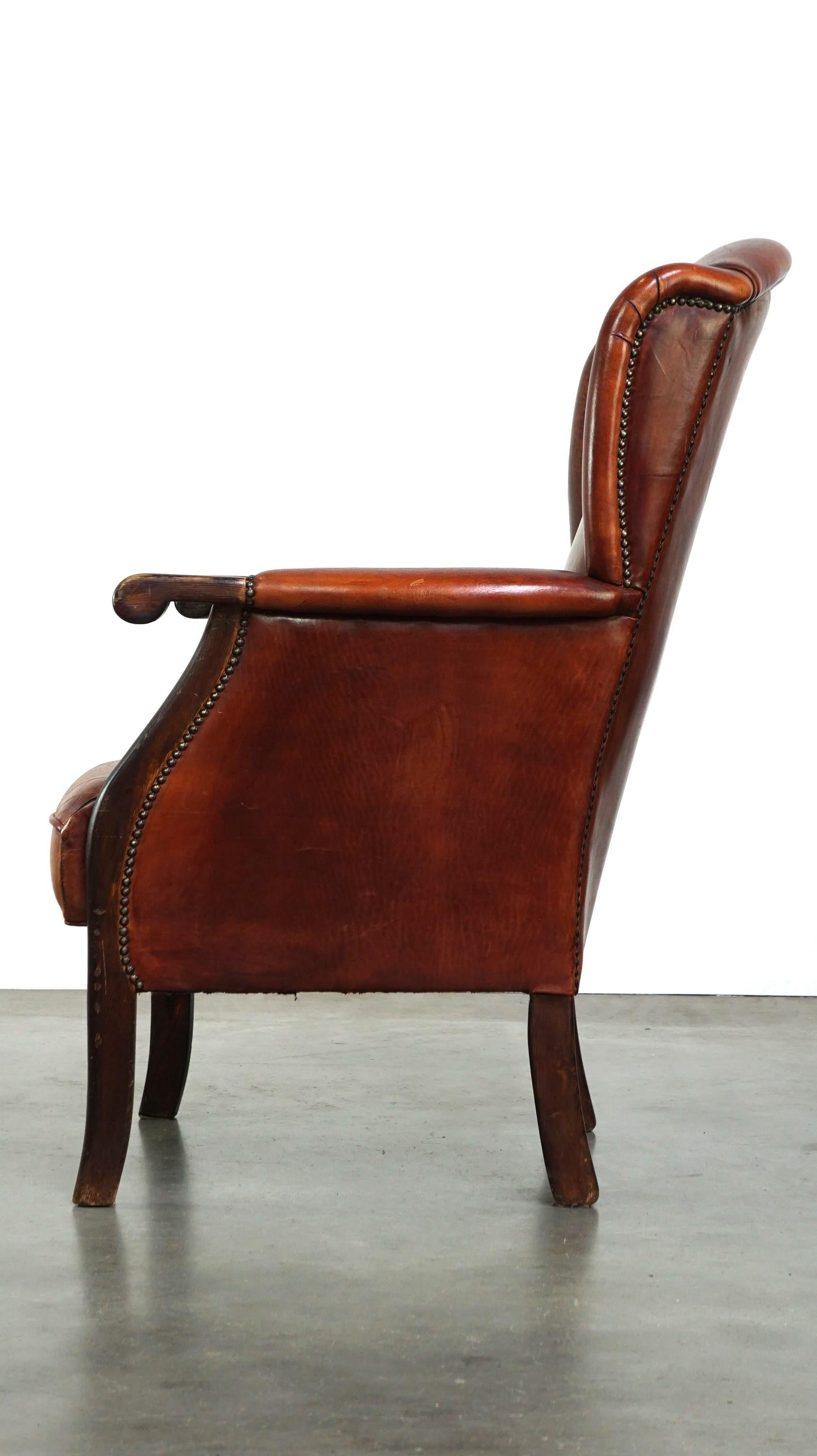 Clásico sillón de orejas de piel de oveja vintage con un bonito acabado y colores cálidos Cuero en venta