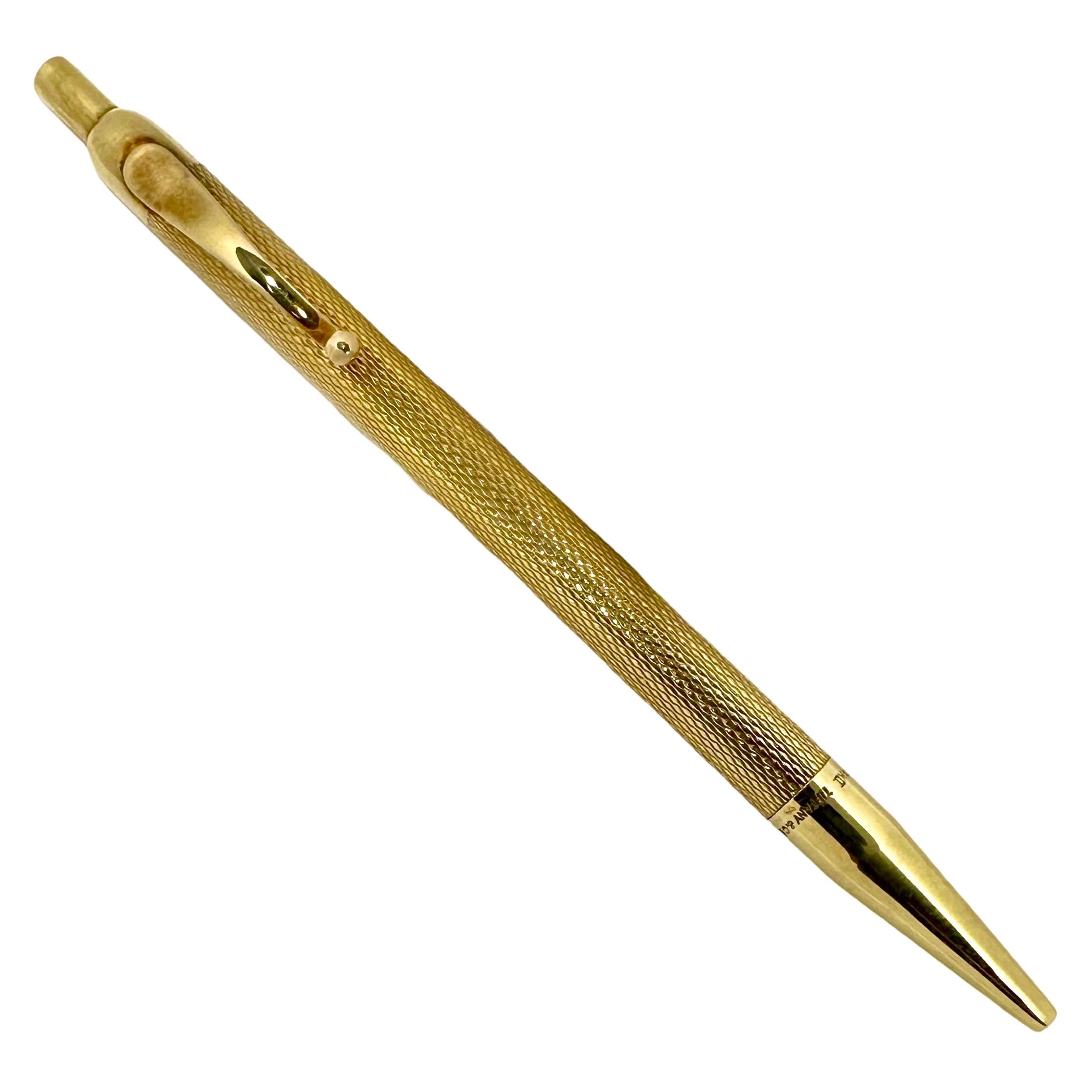 Dieser schöne Kugelschreiber aus 14k Gelbgold aus der Mitte des 20. Jahrhunderts, der von Tiffany & Company verkauft wird, strahlt pure Eleganz der 1950er Jahre aus. Mit polierter Spitze und diamantgeprägtem Korpus ist dieses Damenschreibgerät ein