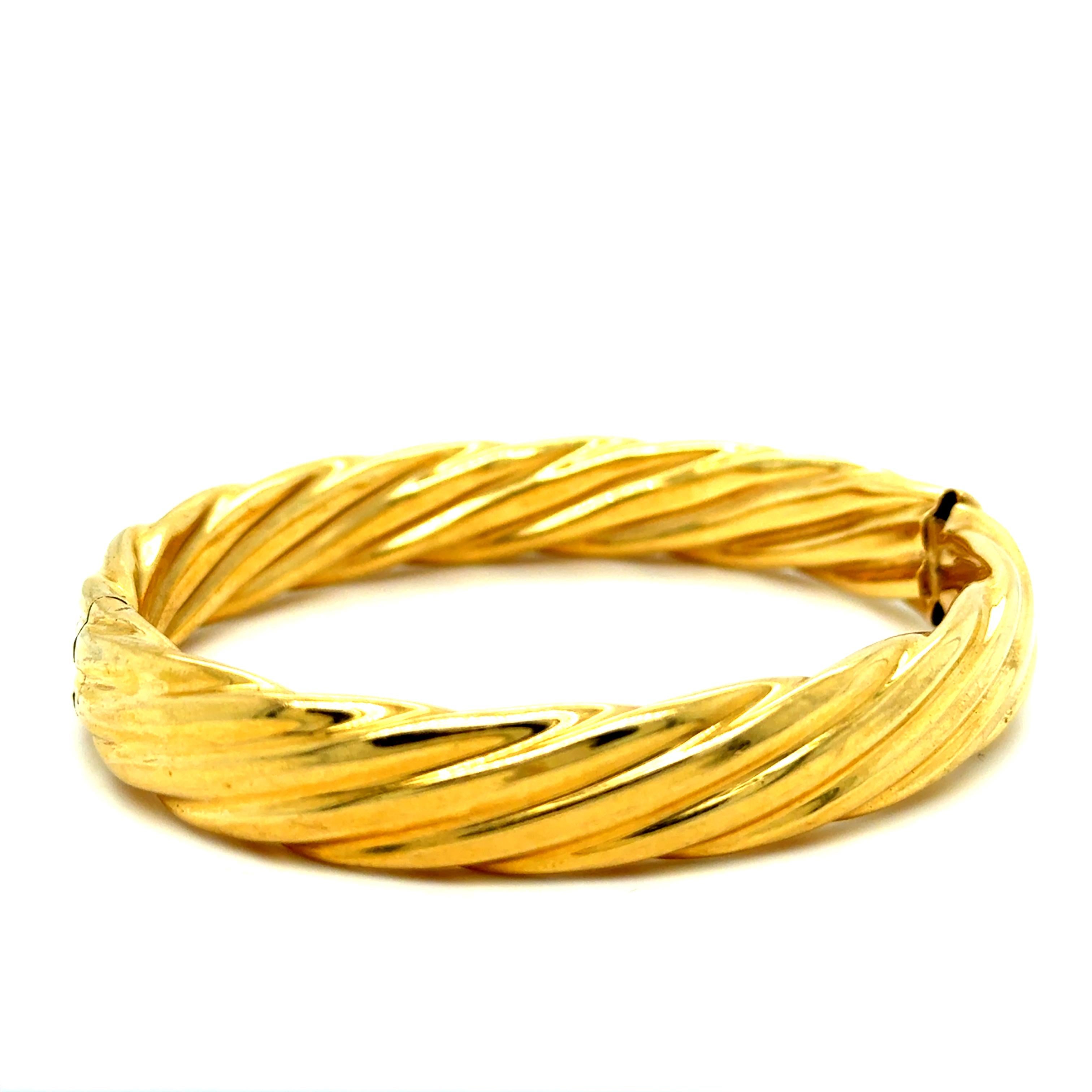 Adoro lo stile semplice e classico di questo braccialetto Vintage Twisted in oro giallo 14K. Realizzato in oro giallo 14K, il braccialetto presenta un motivo a costine ritorte, con la classica forma ovale! Comodissimo da indossare, di grande