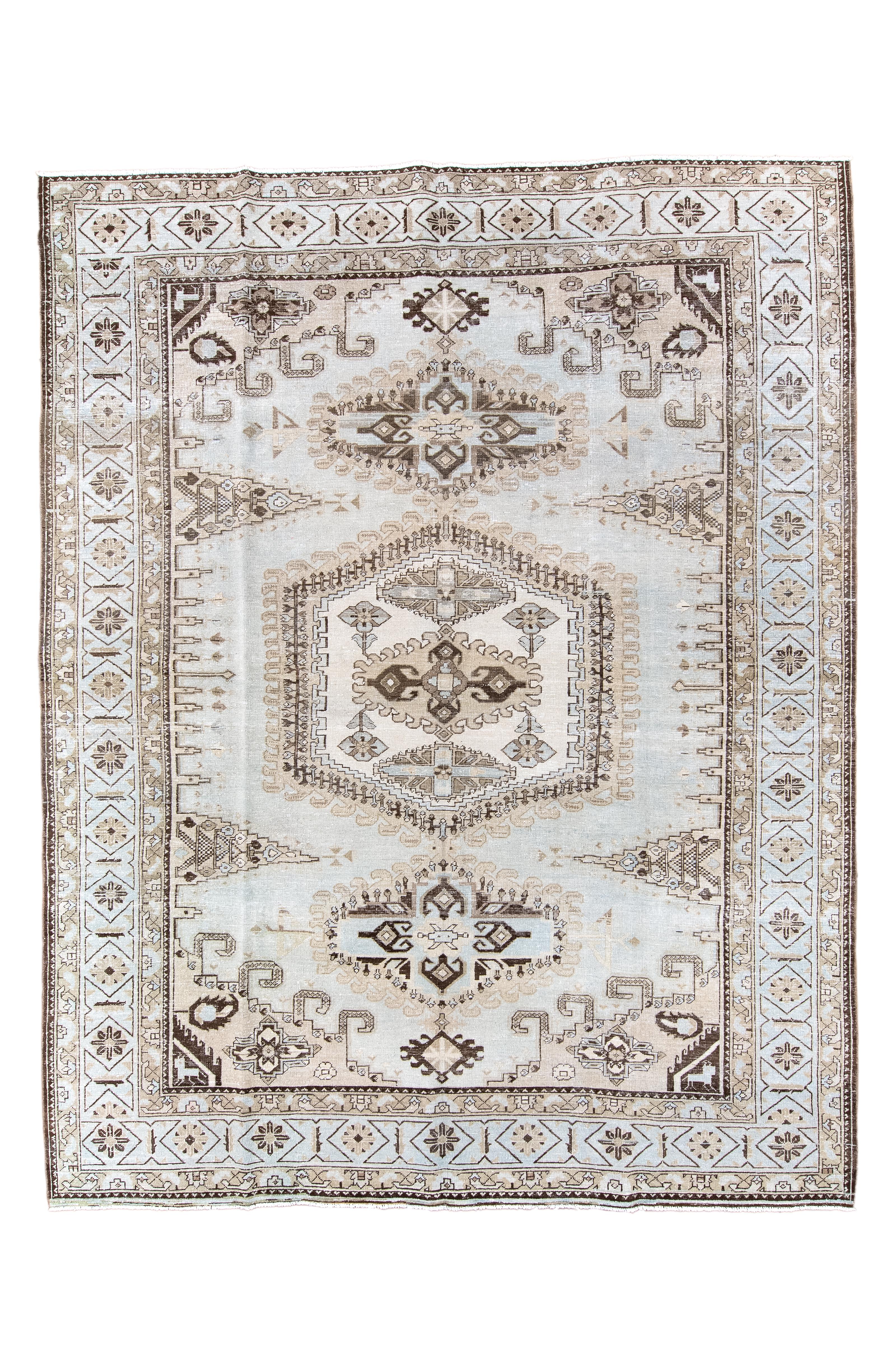 Il s'agit du motif classique de Veece, avec un grand médaillon hexagonal et des pendentifs cruciformes en cartouche. Des triangles latéraux et des angles en forme d'hameçon complètent le motif, mais le fond de sable est très inhabituel. La bordure