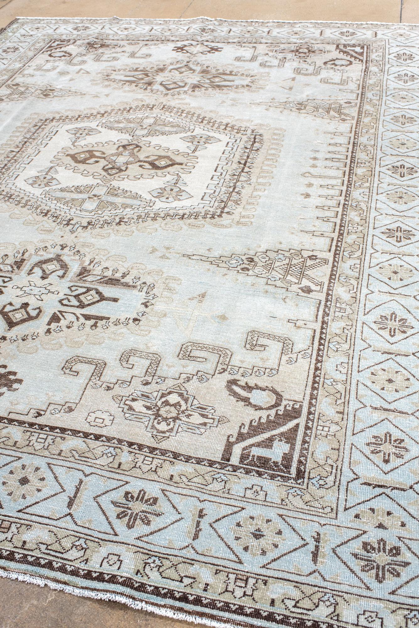 Perse Tapis Vintage Veece classique avec grand médaillon central en vente