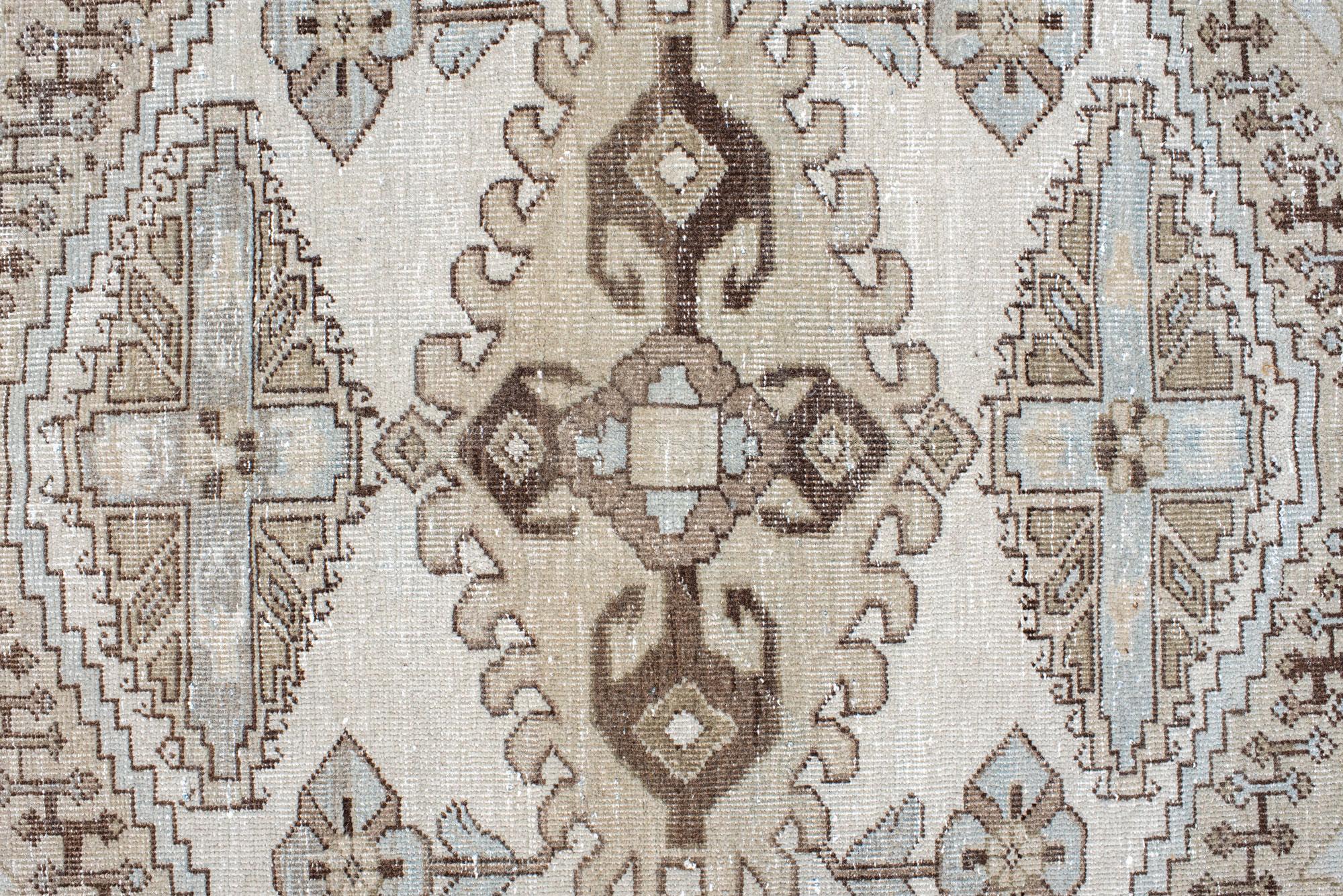 Noué à la main Tapis Vintage Veece classique avec grand médaillon central en vente