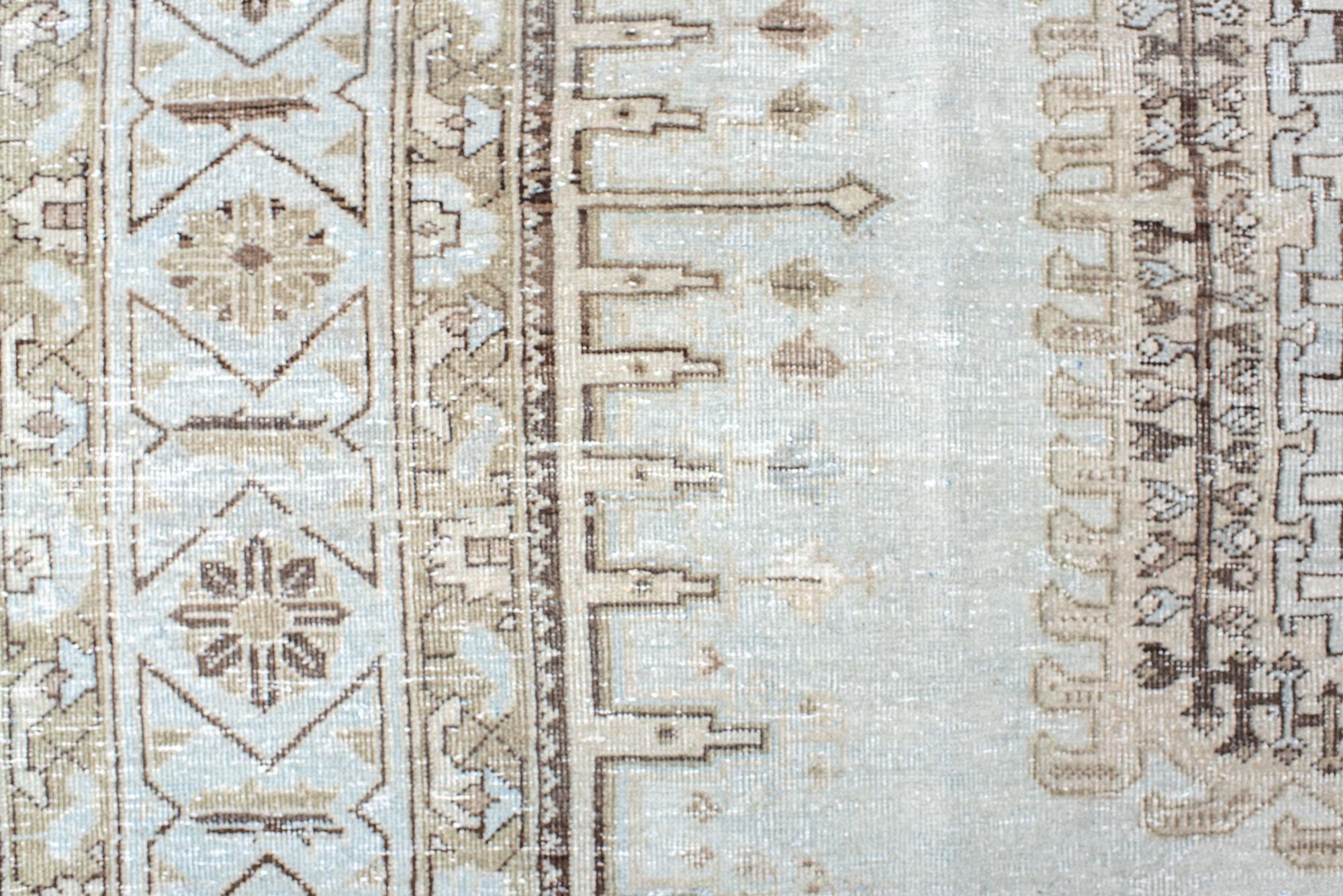 Tapis Vintage Veece classique avec grand médaillon central Bon état - En vente à New York, NY