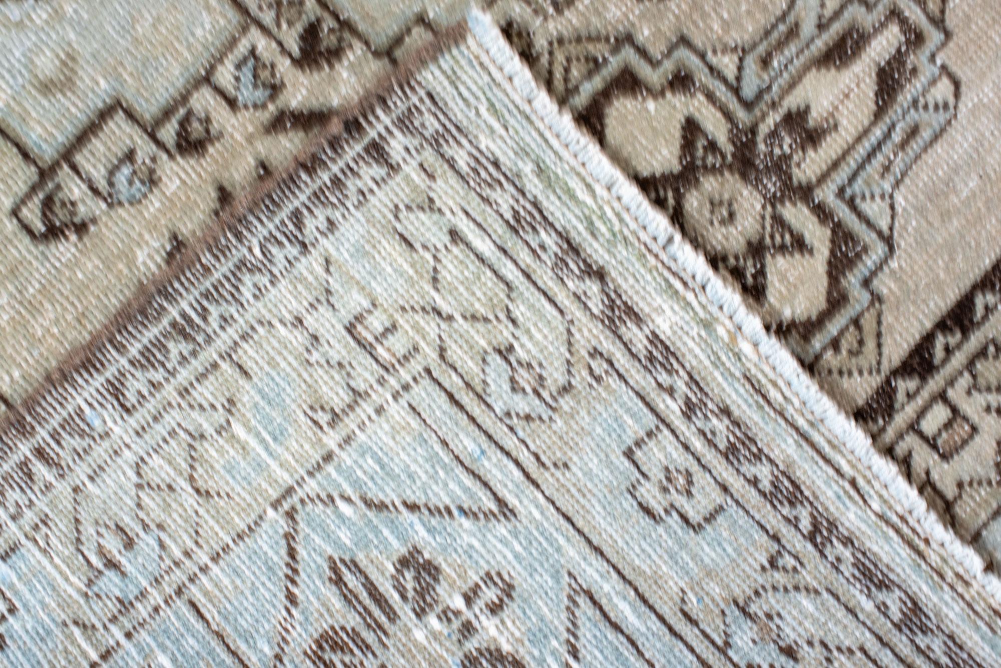 20ième siècle Tapis Vintage Veece classique avec grand médaillon central en vente