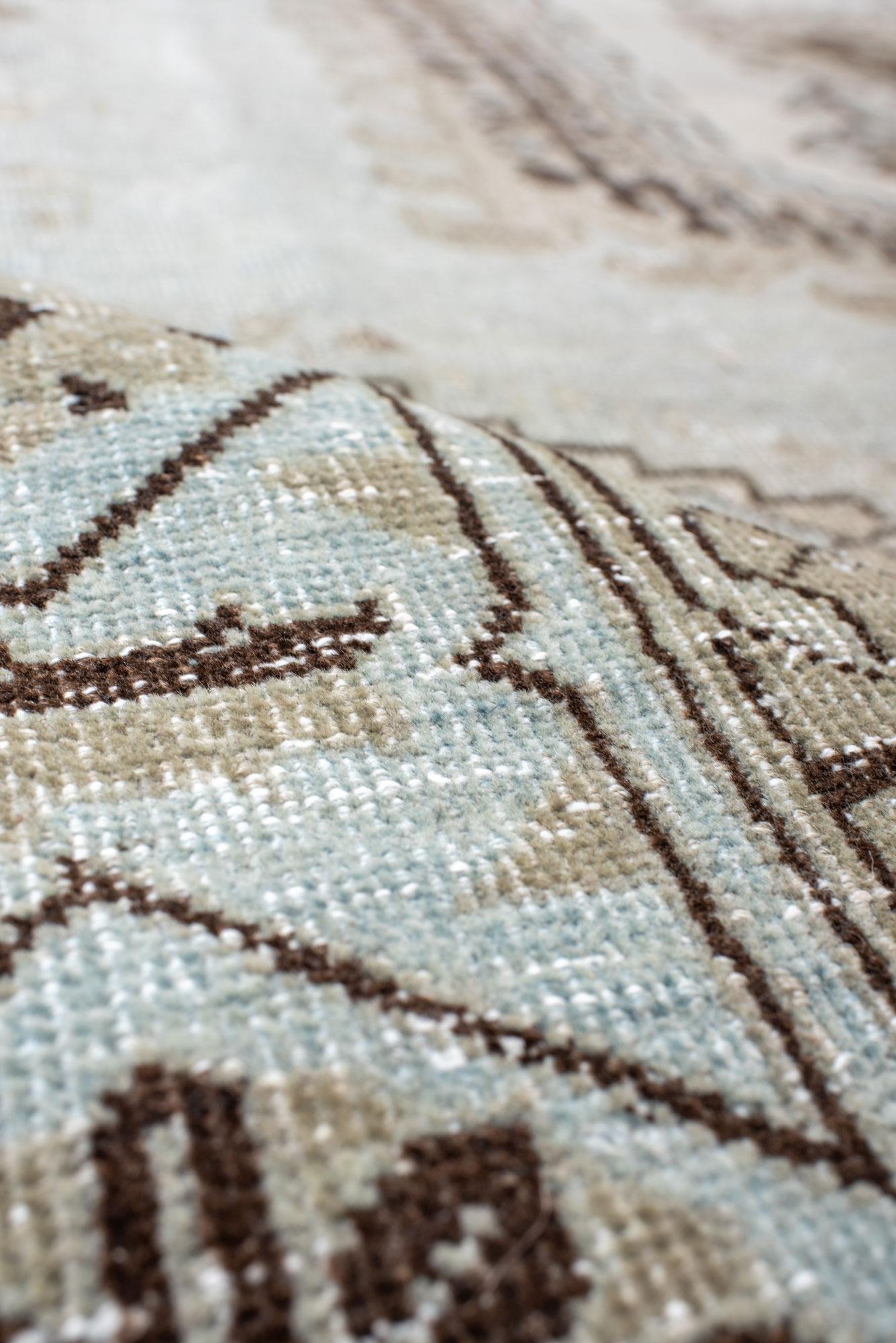 Laine Tapis Vintage Veece classique avec grand médaillon central en vente