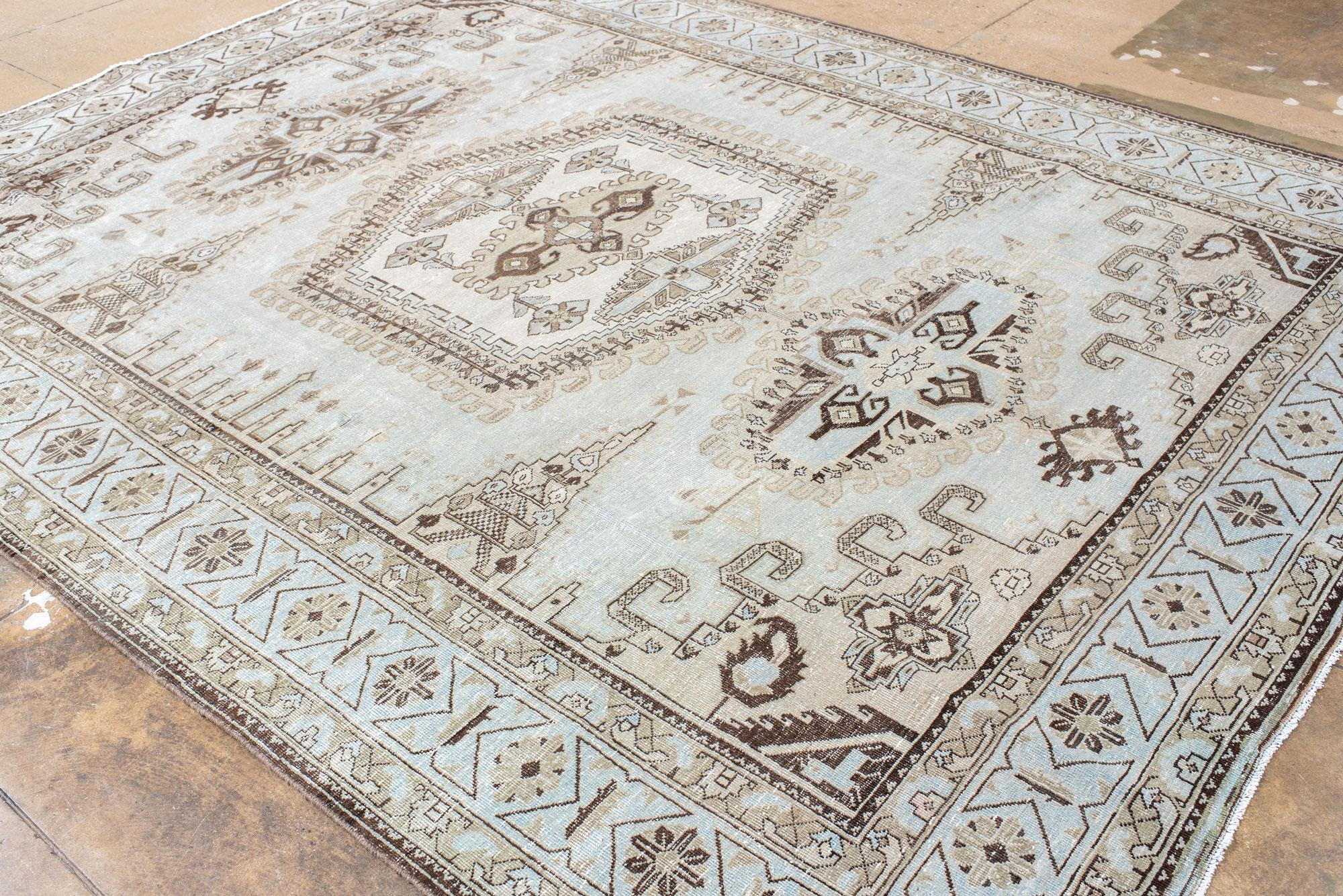 Tapis Vintage Veece classique avec grand médaillon central en vente 1