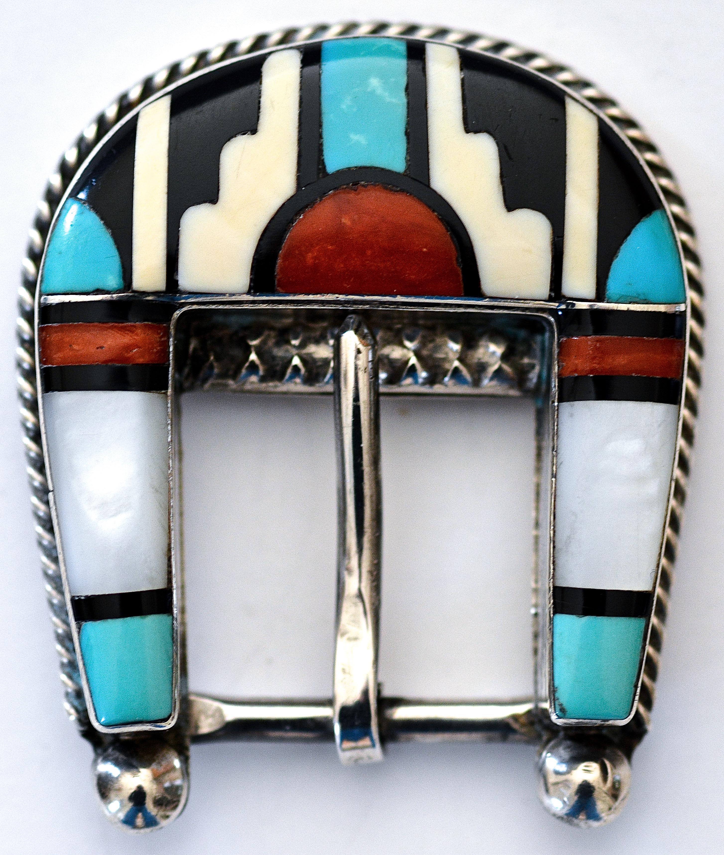 Un exemple extraordinaire de boucle de garde forestier vintage en argent sterling et incrustation de Zuni, sertie par les maîtres lapidaires Celestine et Elizabeth Cooche, vers les années 1970. 

Cet ensemble Zuni classique et de grande collection