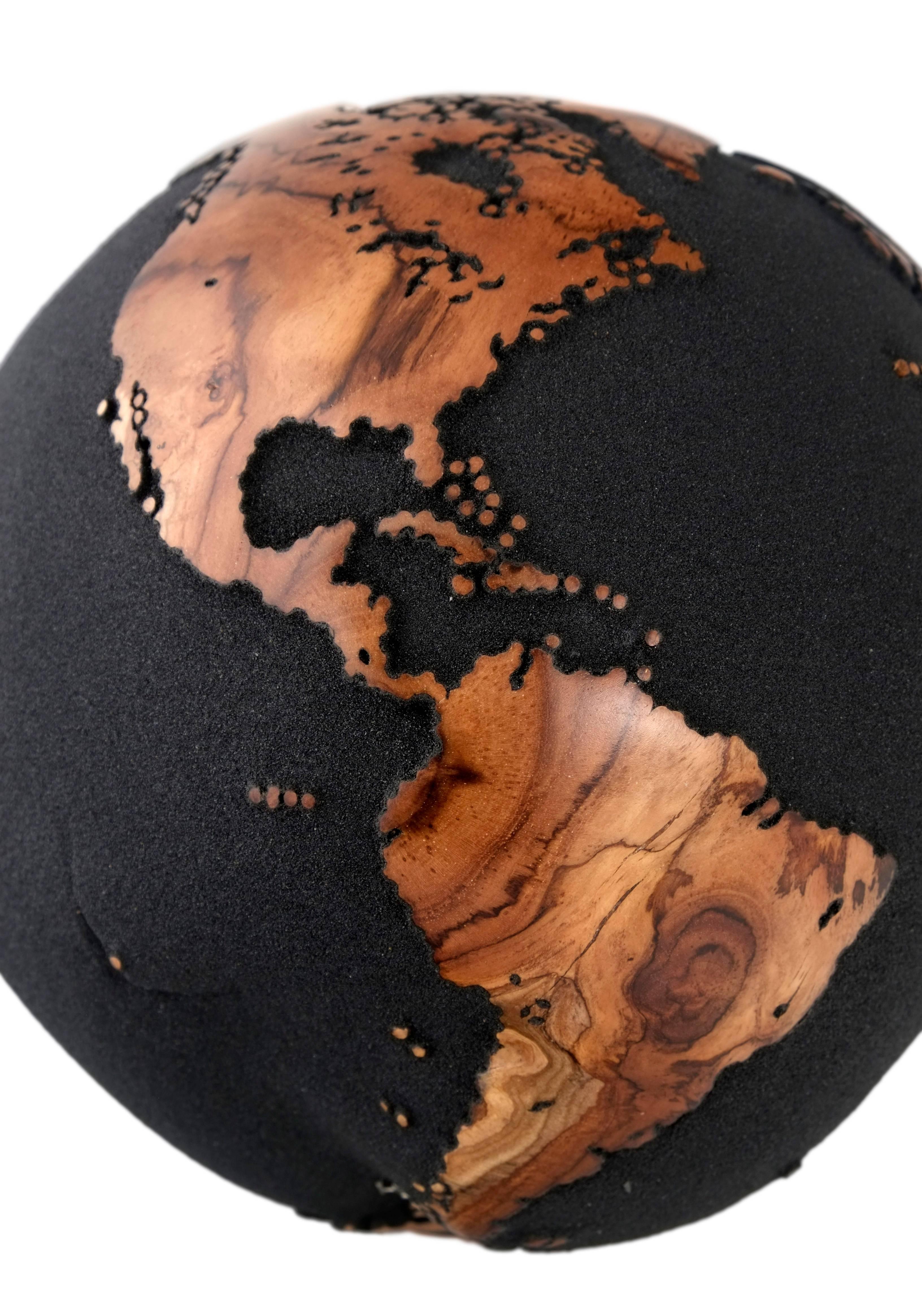 L'art cartographique contemporain de HB Globes
De notre série Classique, globe en bois sculpté à la main en racine de teck avec finition en sable volcanique.
Objet de décoration unique avec des motifs en bois tordus et entrelacés d'origine