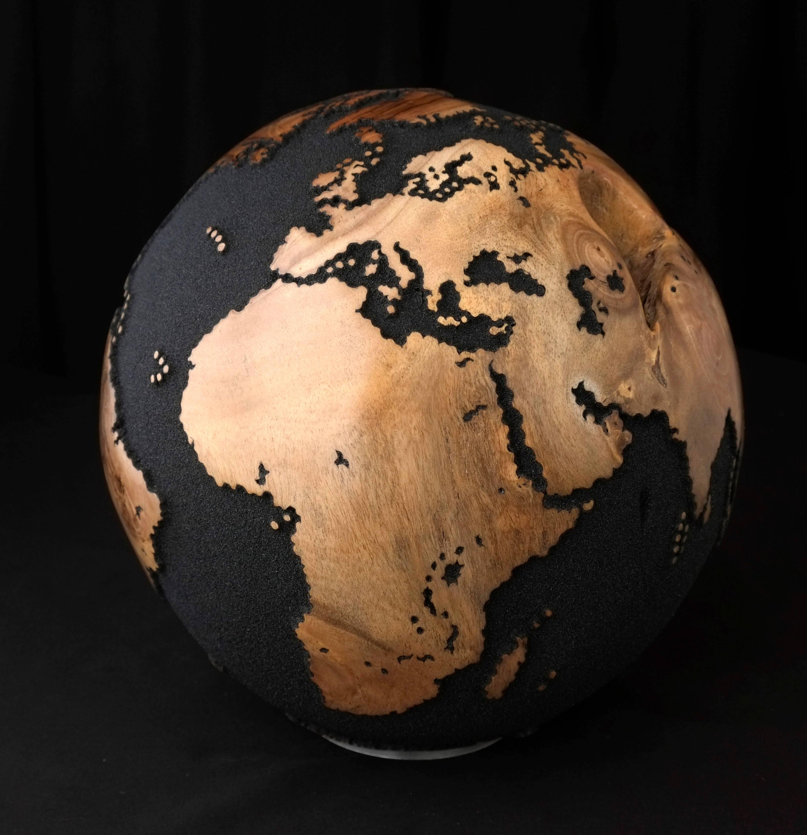 Contemporary map art by HB Globes
From our Classic series, hand-carved wooden globe made of teak root with volcanic sand finishing.
Unique item of decor with naturally occuring twist and intertwine wood patterns on the continent