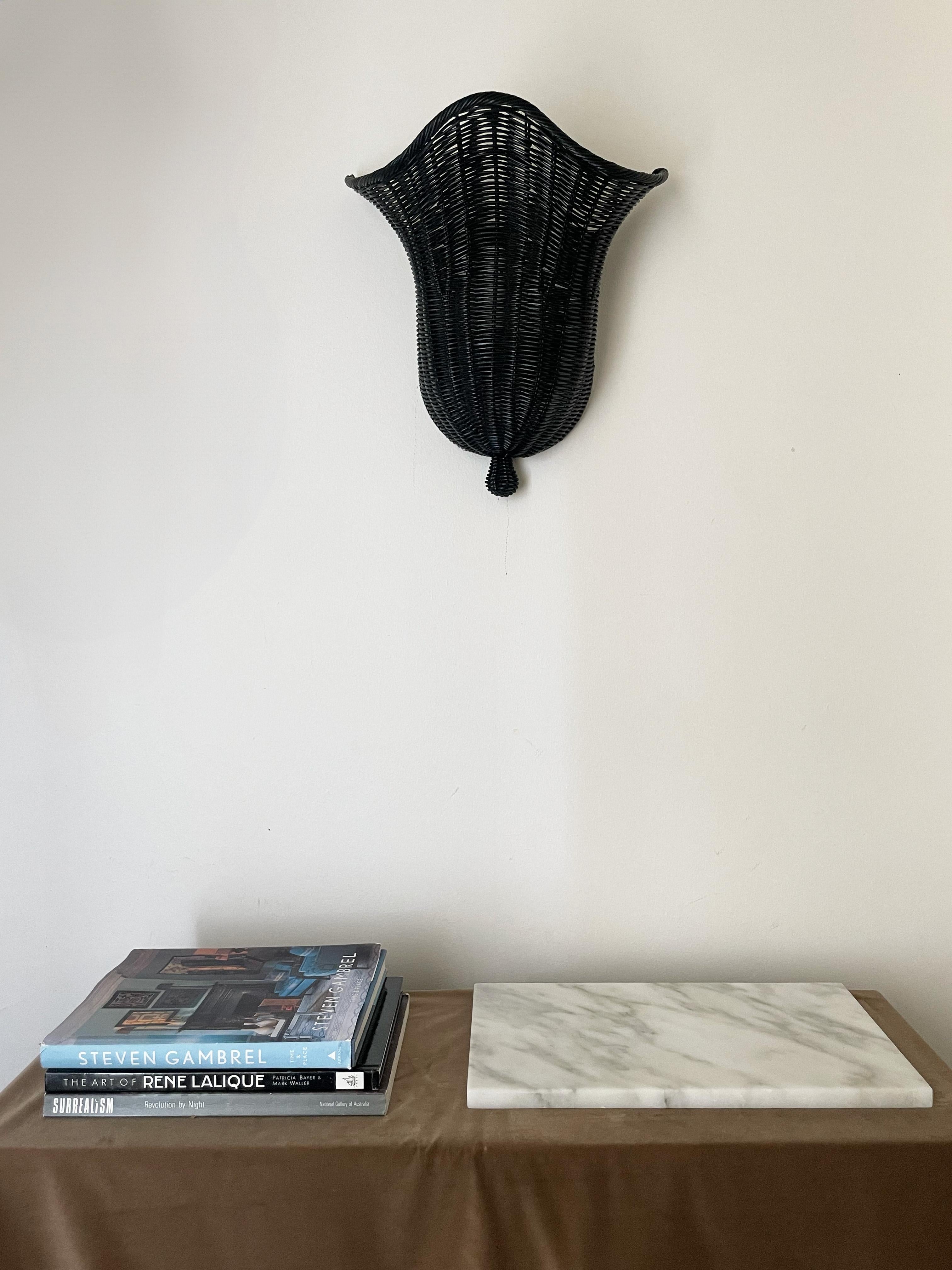 Creato da DUNLIN Australia.

Un'applique in rattan elegante e perfettamente proporzionata, disegnata da Dunlin. Senza tempo nella forma e impeccabili nell'esecuzione, queste applique sono ideali per incorniciare opere d'arte, coronare un caminetto o