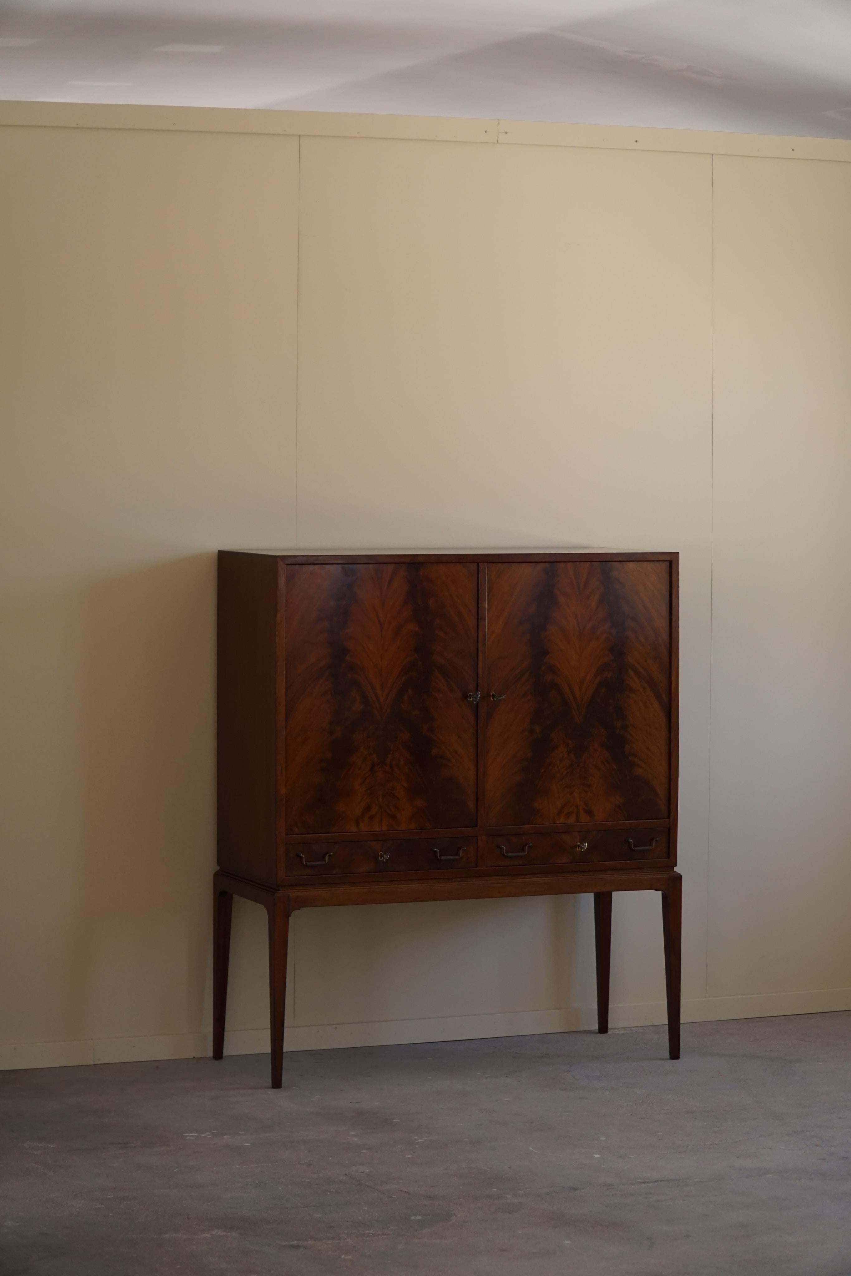 Klassischer Schrank aus Nussbaumholz, hergestellt von einem dänischen Tischler, Mitte des Jahrhunderts, 1950er Jahre im Angebot 1