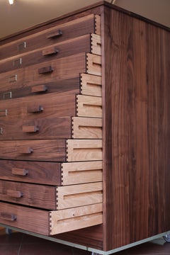 Klassische Kommode aus Nussbaumholz mit eleganten Linien - Kommode aus Nussbaumholz