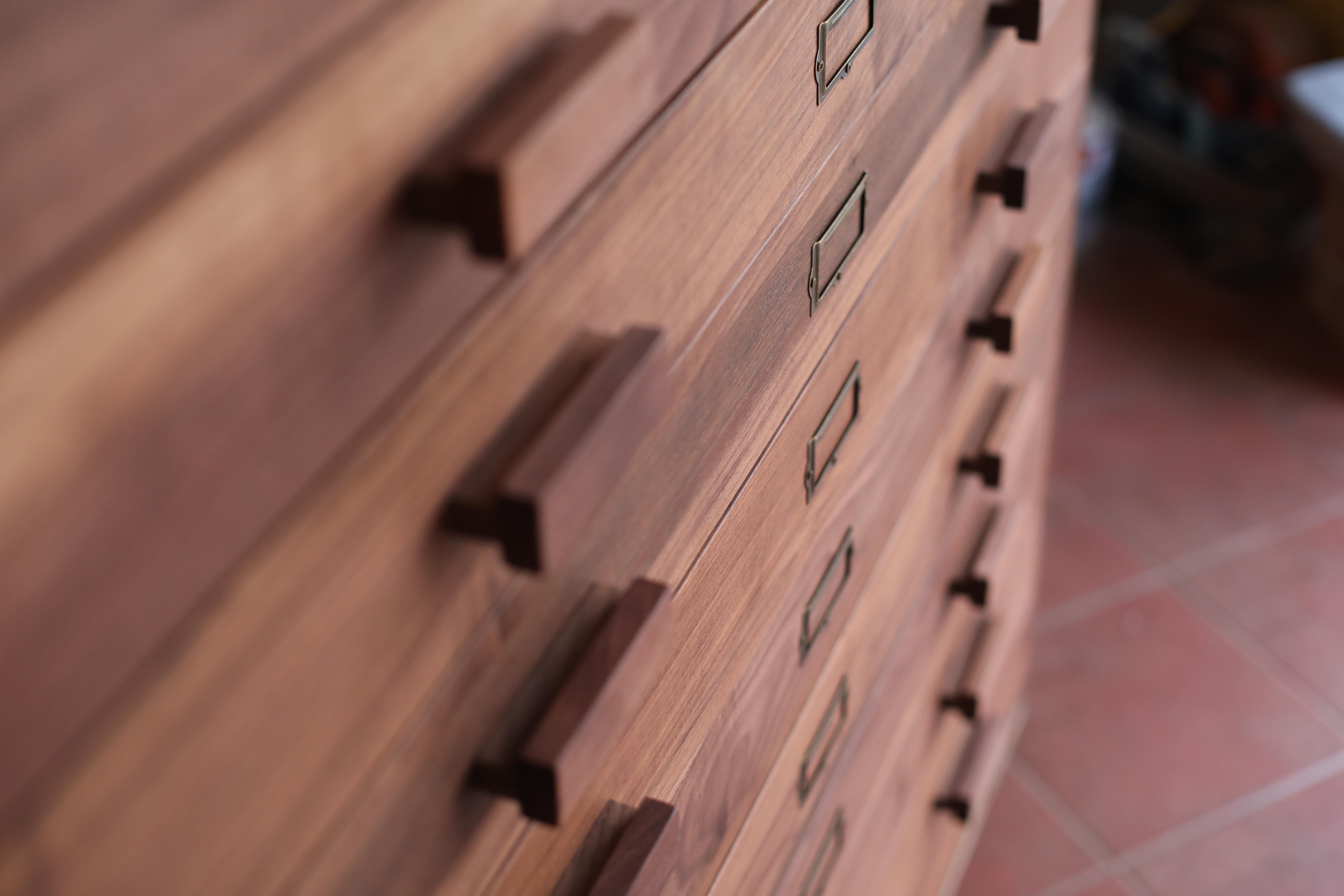 Spagnolo Cassettiera classica in legno di noce dalle linee eleganti - Cassettiera in Wood Wood in vendita