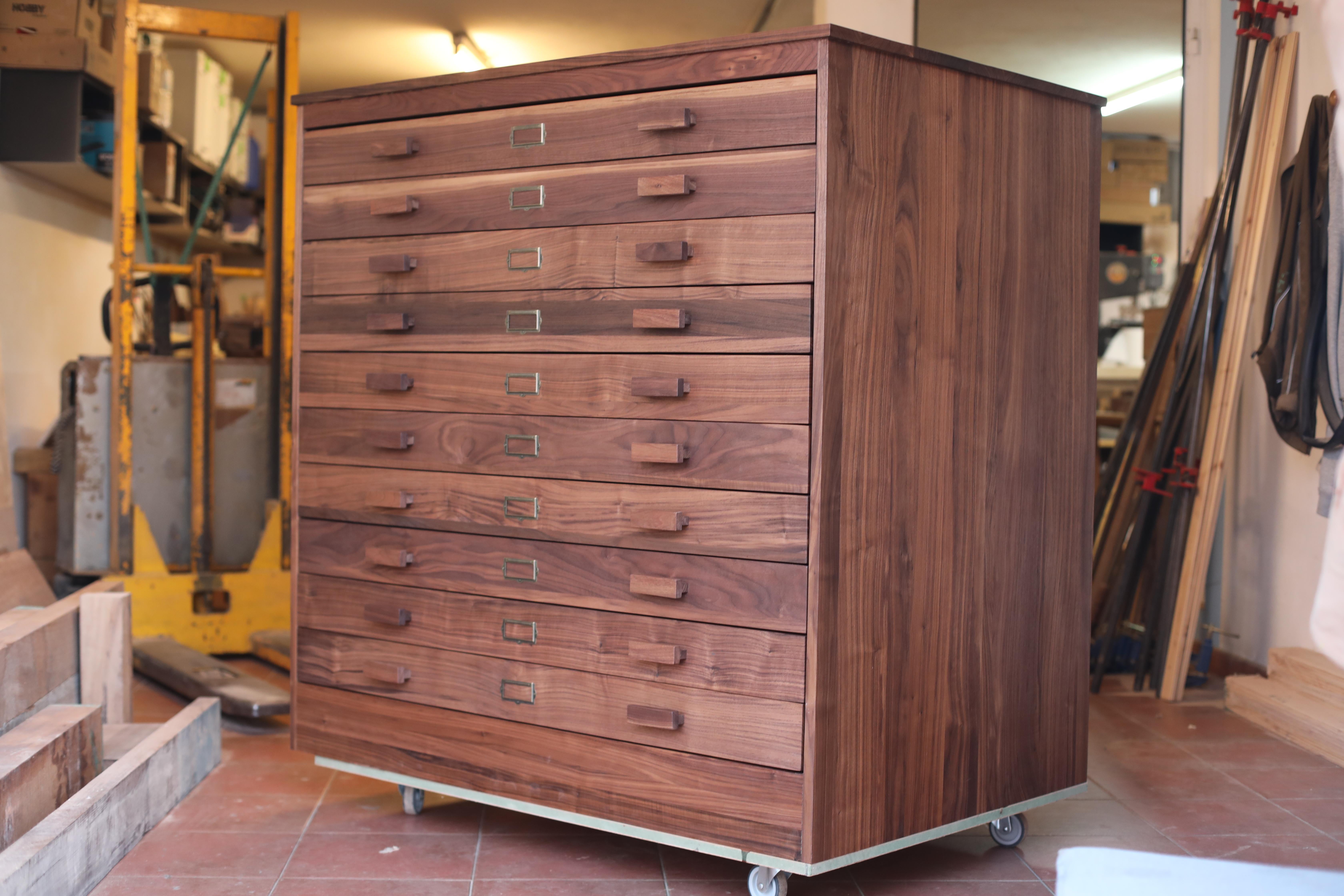A olio Cassettiera classica in legno di noce dalle linee eleganti - Cassettiera in Wood Wood in vendita