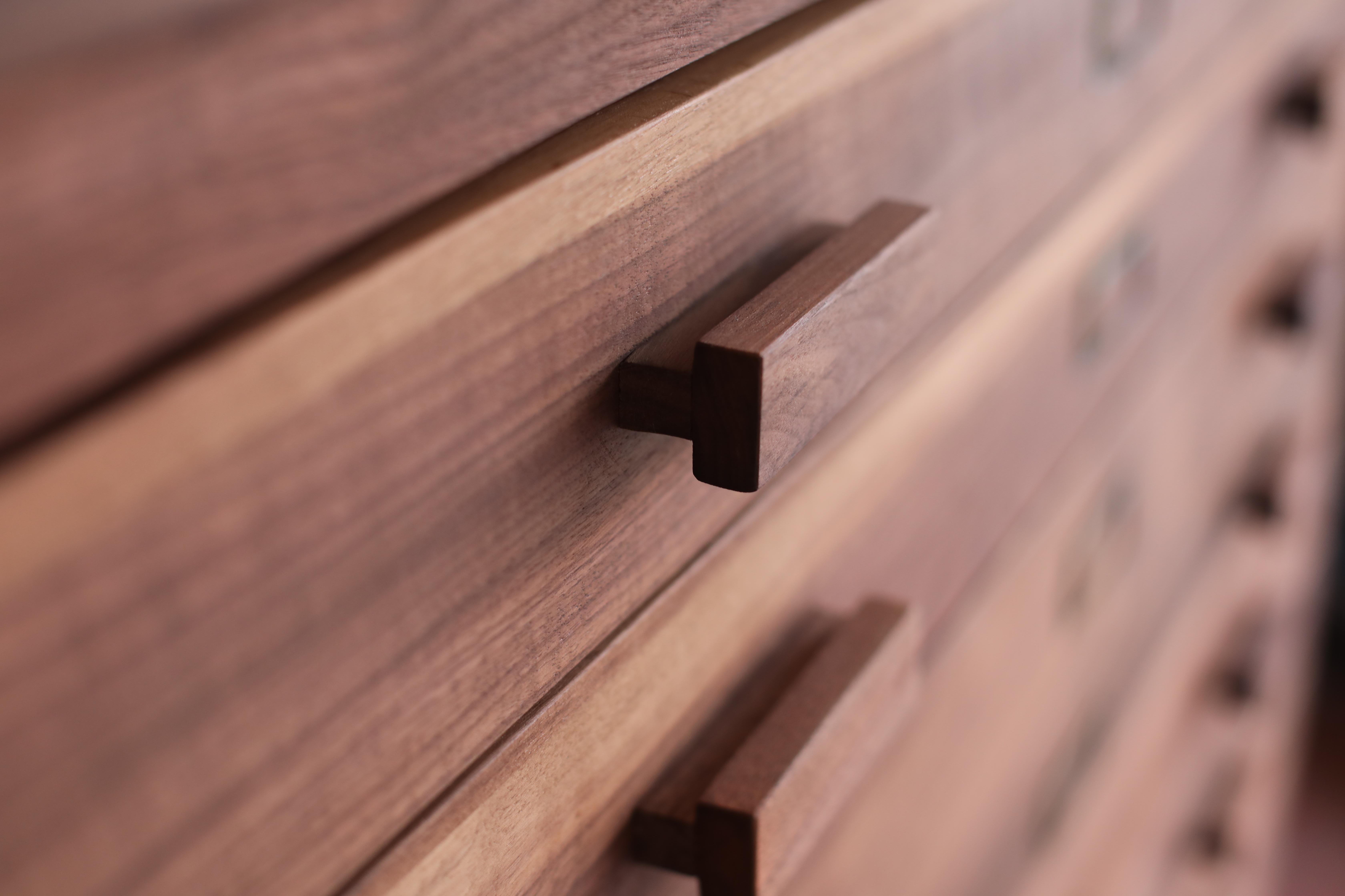 Cassettiera classica in legno di noce dalle linee eleganti - Cassettiera in Wood Wood In condizioni Nuovo in vendita a CAMBRE, ES