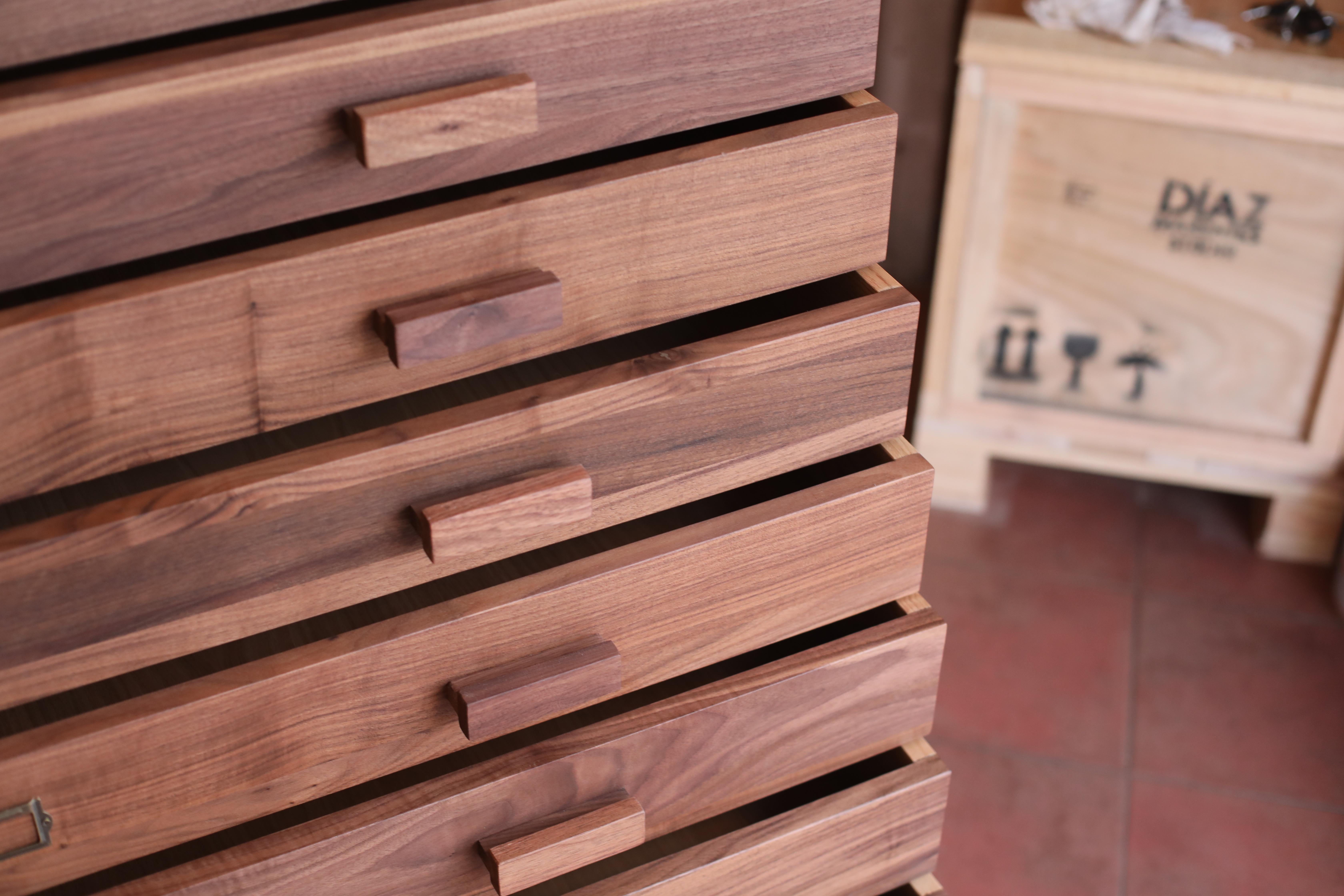 XXI secolo e contemporaneo Cassettiera classica in legno di noce dalle linee eleganti - Cassettiera in Wood Wood in vendita