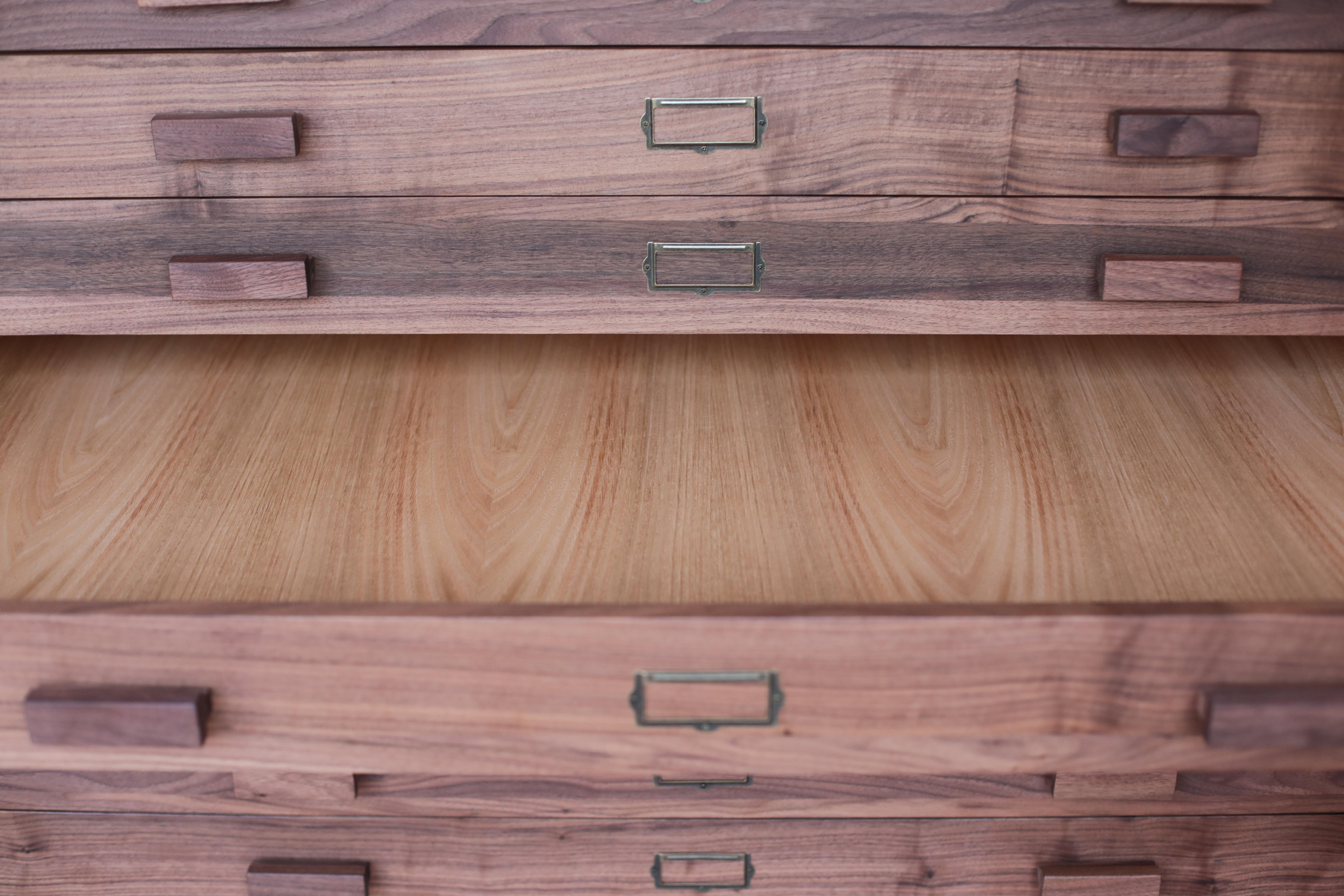 Castagno Cassettiera classica in legno di noce dalle linee eleganti - Cassettiera in Wood Wood in vendita