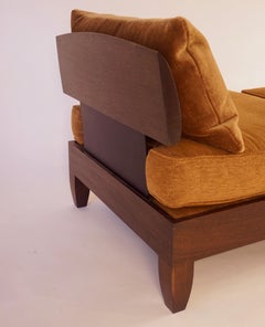 Silla Club y Otomana Clásica de Nogal con Cojines de Lana