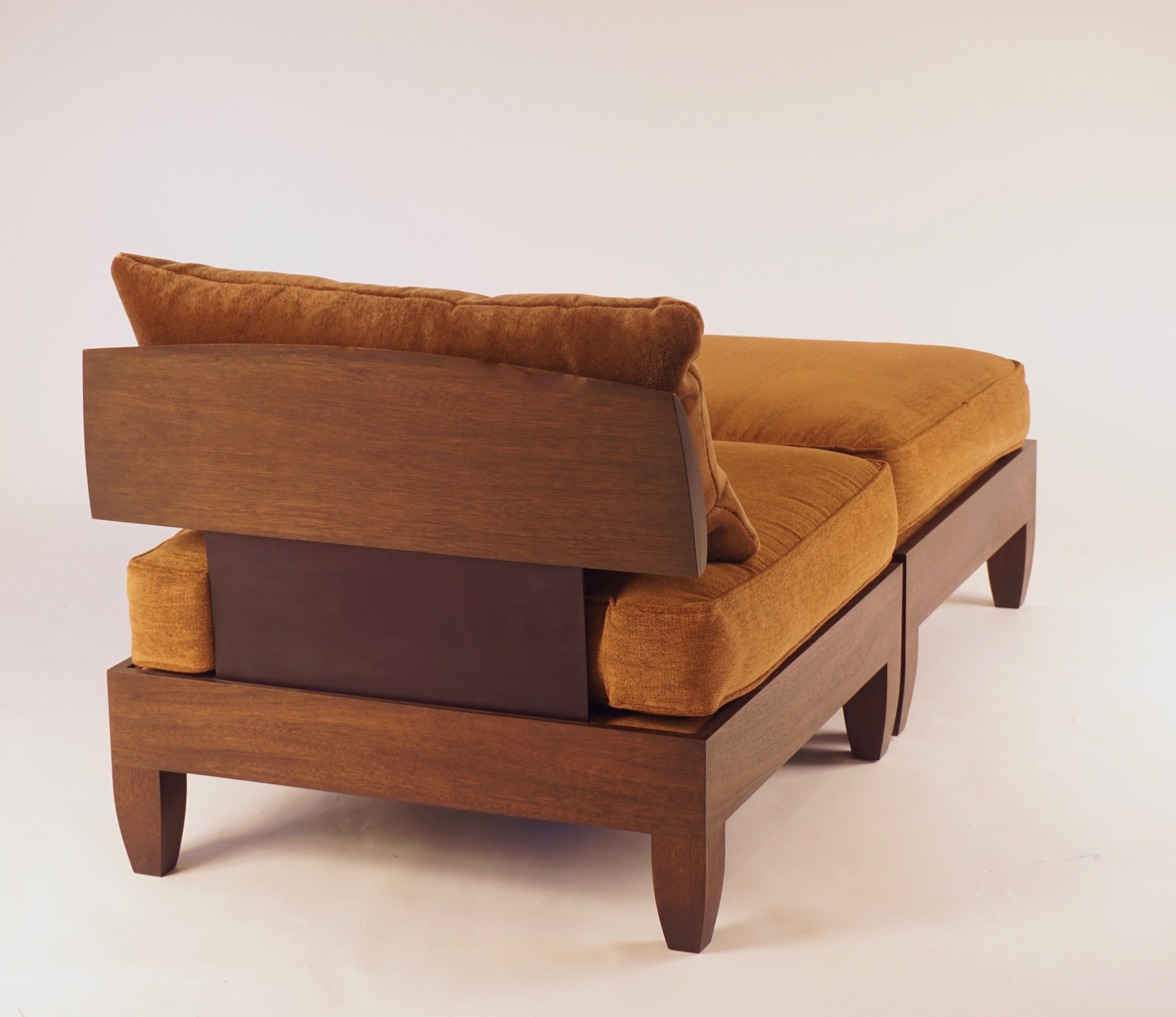 Américain Classic Walnut Club Chair et Ottoman avec coussins en laine en vente
